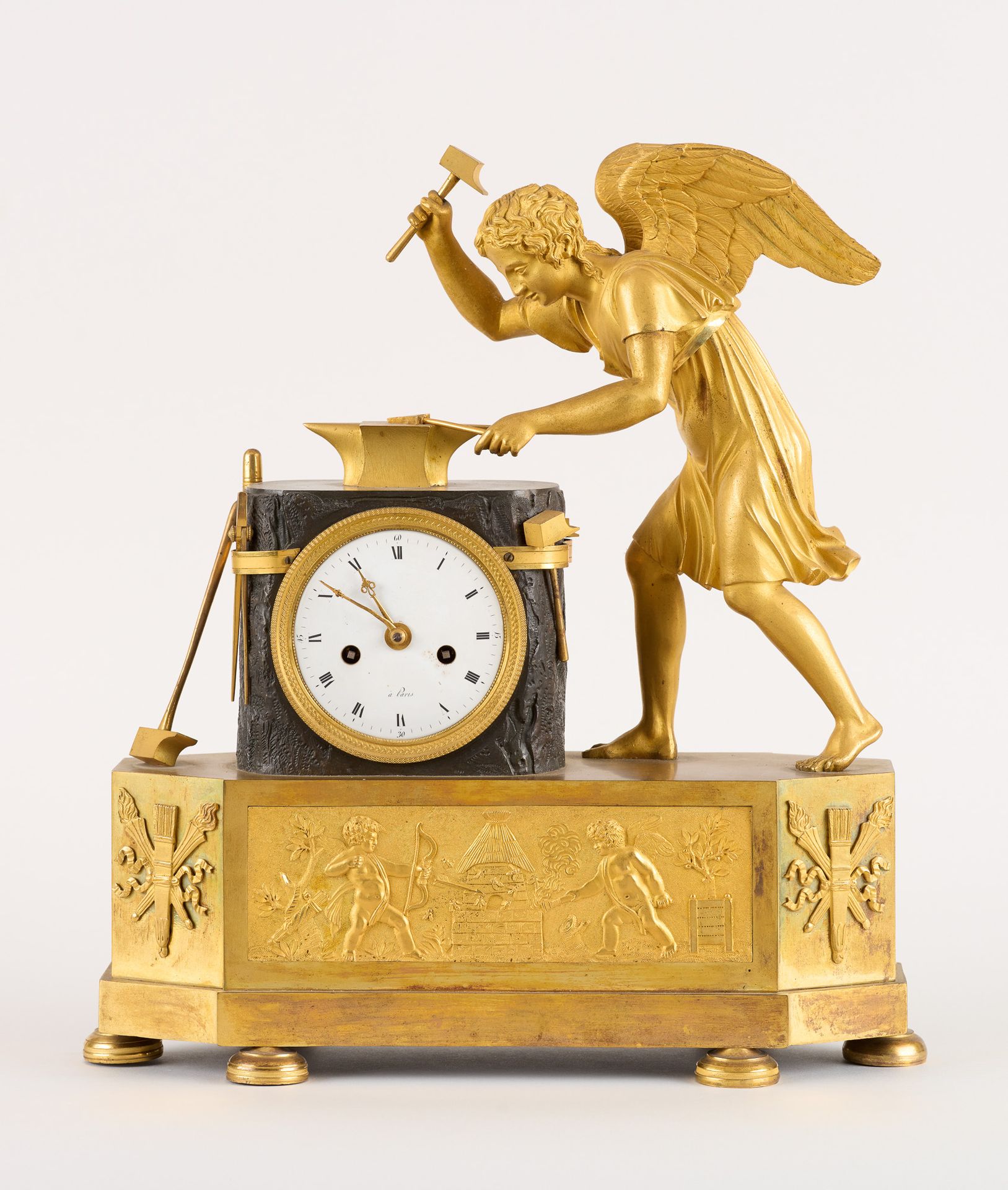 Travail français Directoire. Clockwork: Elegant clock with a motif of an angel f&hellip;