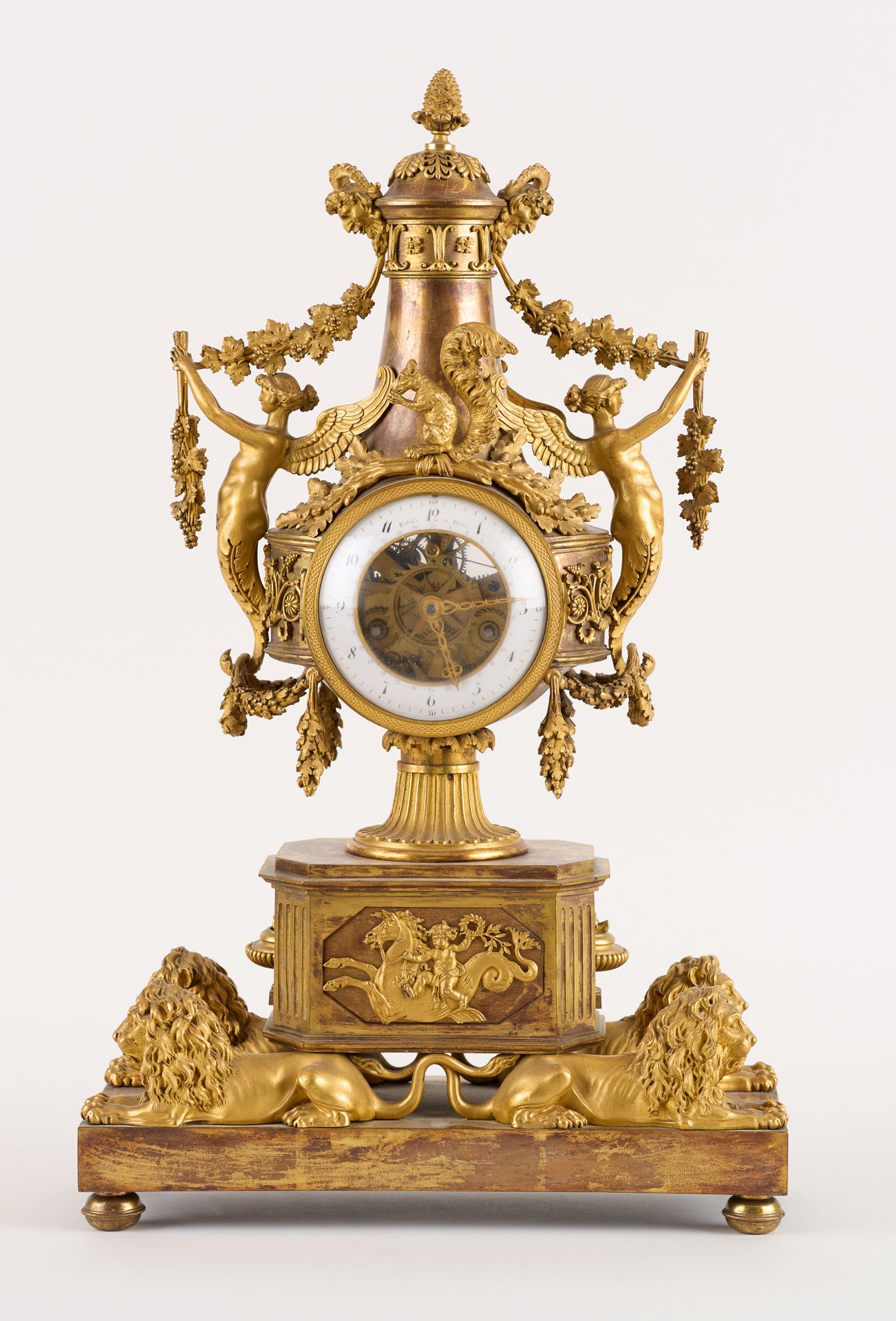 Ridel, travail français d'époque Empire. 发条：优雅的鎏金青铜台钟，轴由四只狮子支撑，周围有两只嵌合体和一只松鼠，部分上&hellip;