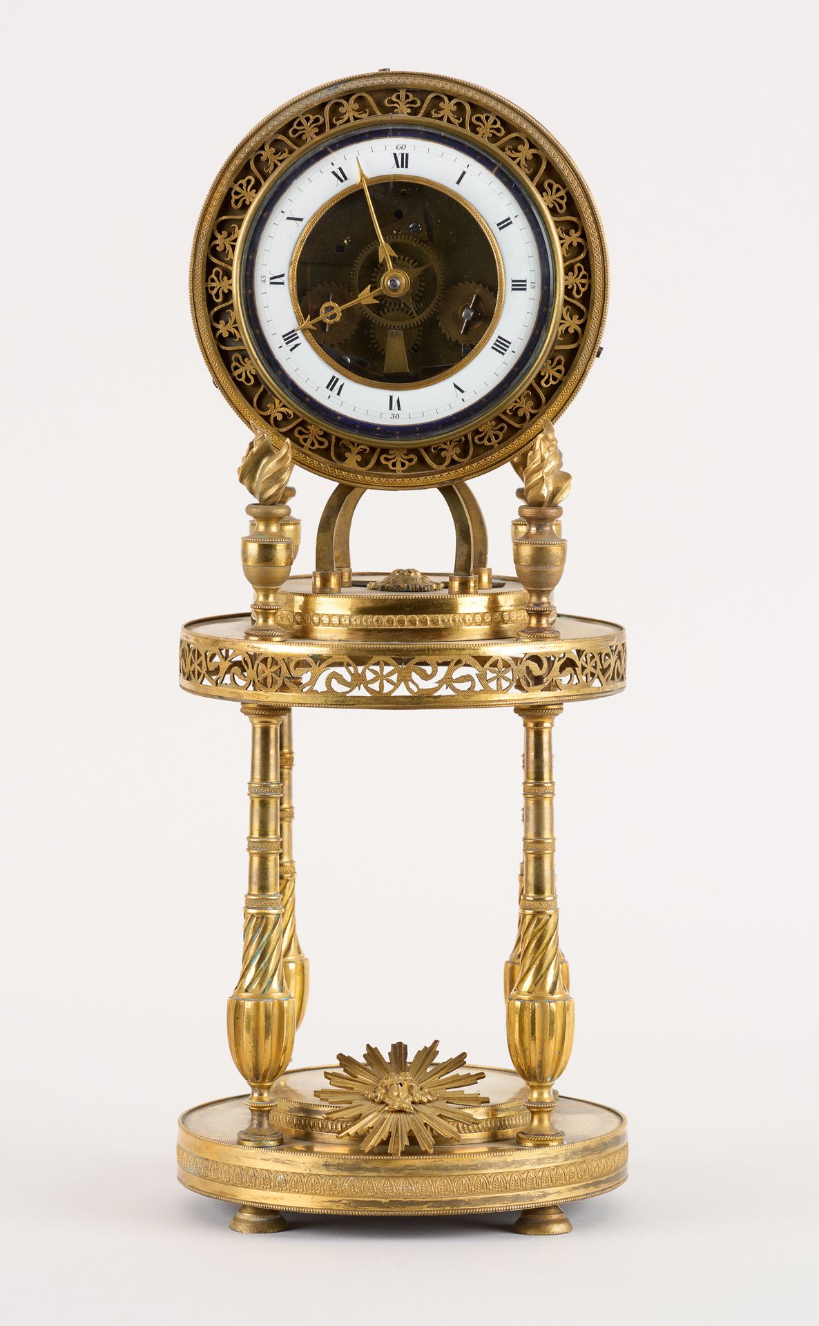 Travail français début 19e. 发条：鎏金青铜门廊钟，白色和蓝色珐琅的表盘，部分镂空。

尺寸：高：40厘米。