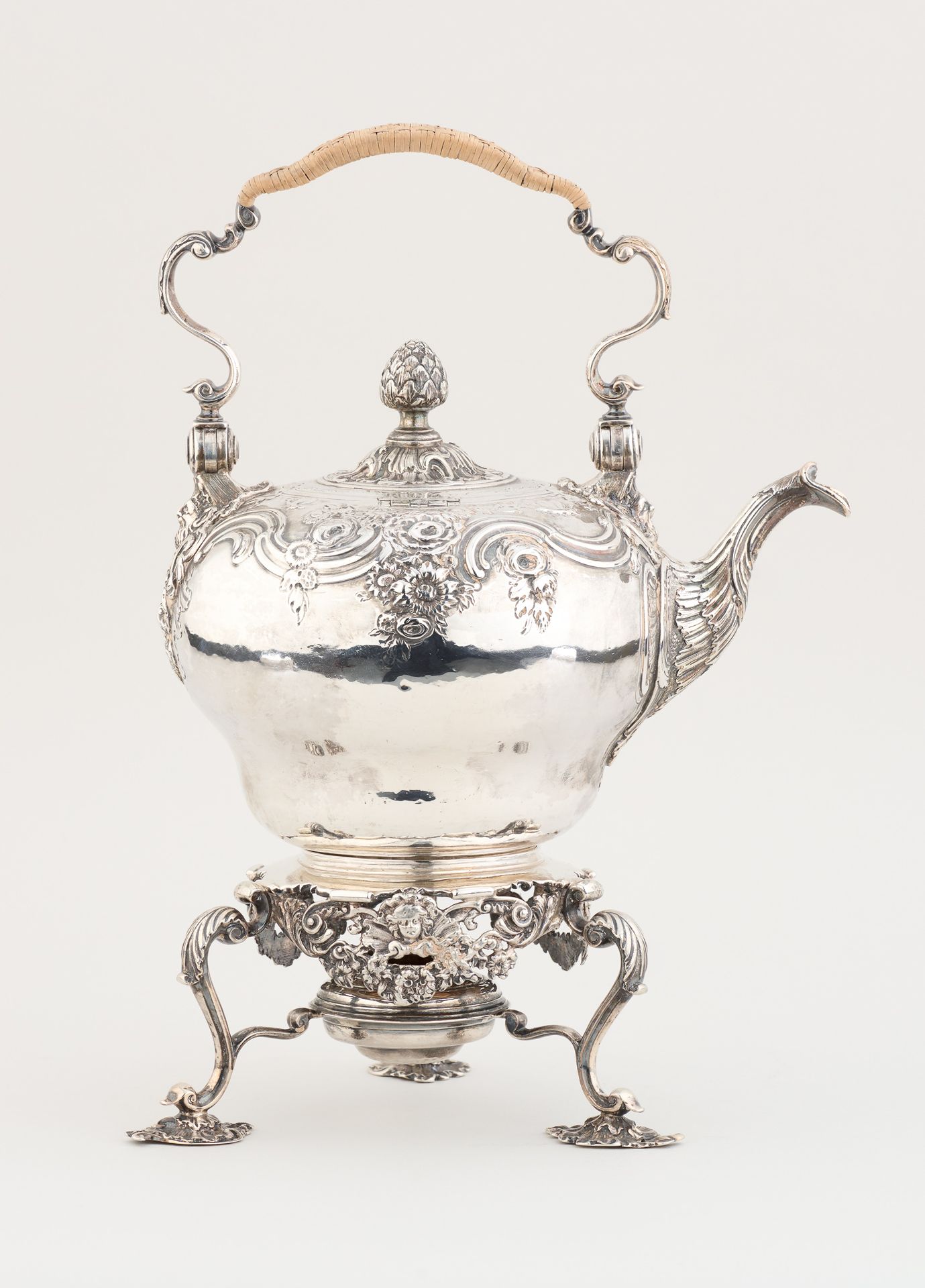 Travail du 18e. 银器：茶壶在其炉子上，用凿刻的银器。

片下的印记。

尺寸：总高度：35厘米。