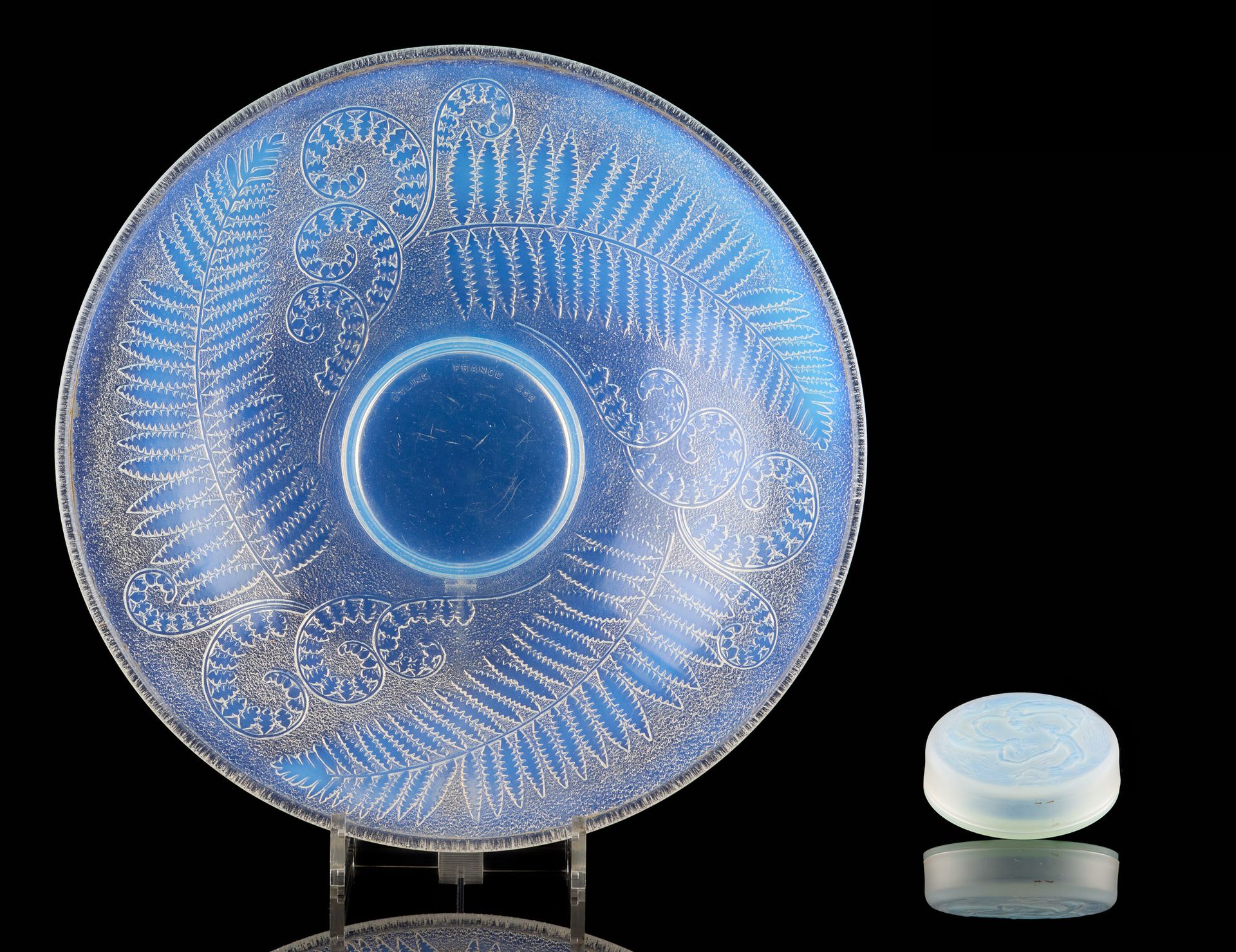 Etling et Sabino (École française) Glassware: Opalescent glass bowl with ferns d&hellip;