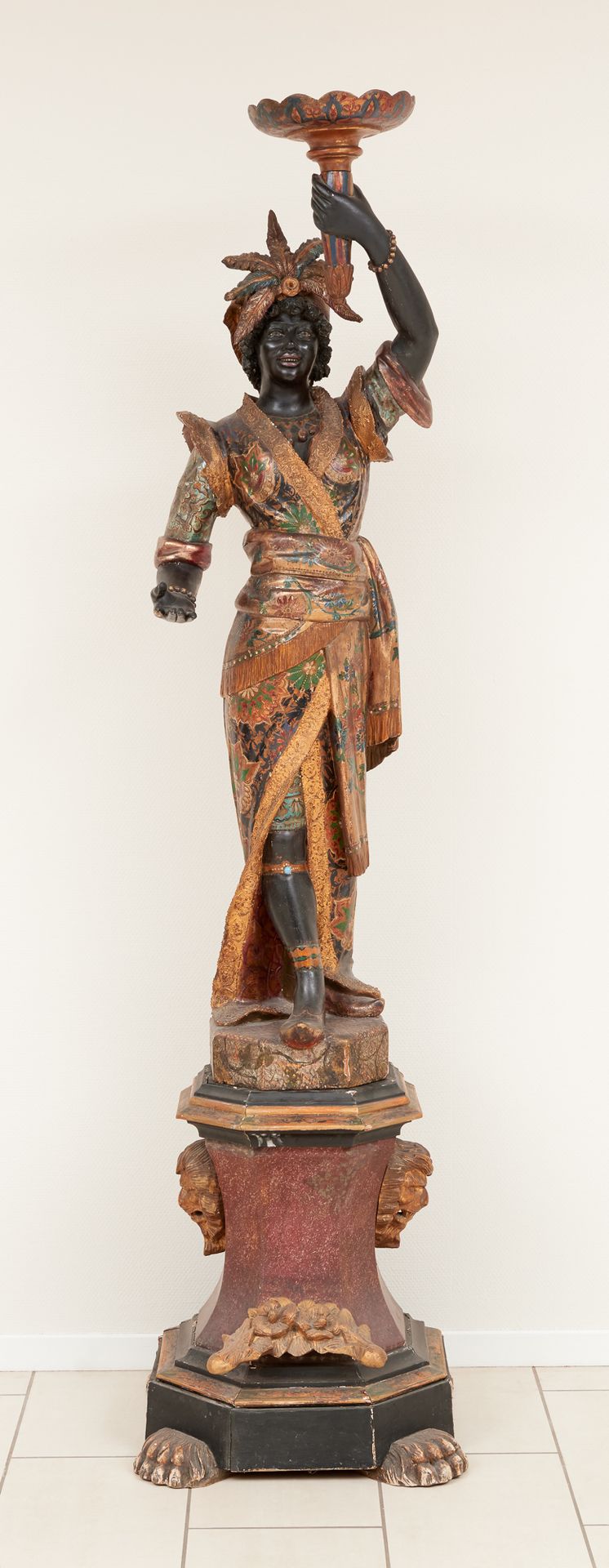 Travail vénitien 19e. 多色木雕：摩尔人支撑着一个可以装灯的杯子。

尺寸：高：不含灯156厘米。

附有一个大的木雕底座，高：32.5厘米&hellip;