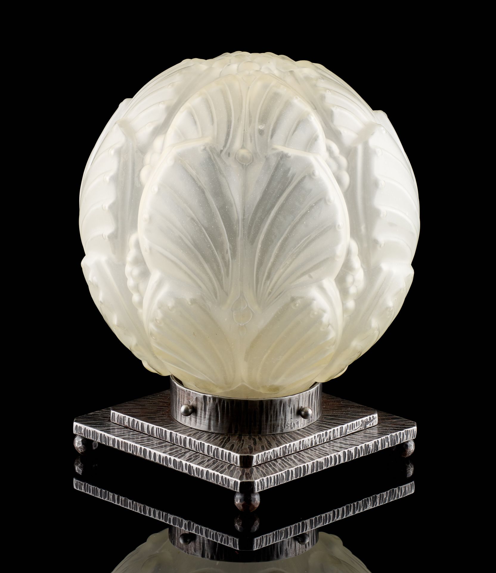 D'époque Art Déco. Lighting: Table lamp in moulded glass with floral decoration,&hellip;