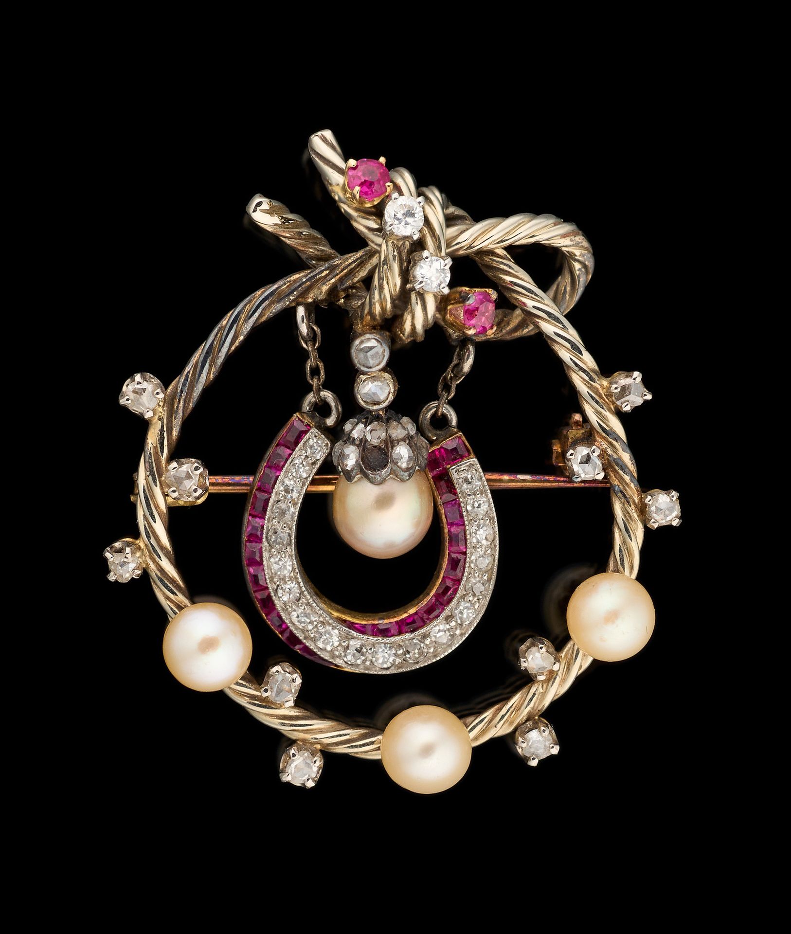 Joaillerie. 珠宝：铂金和黄金胸针，镶嵌老式切割钻石、红宝石和珍珠。

(小缺)。

尺寸：4 x 3,5厘米。