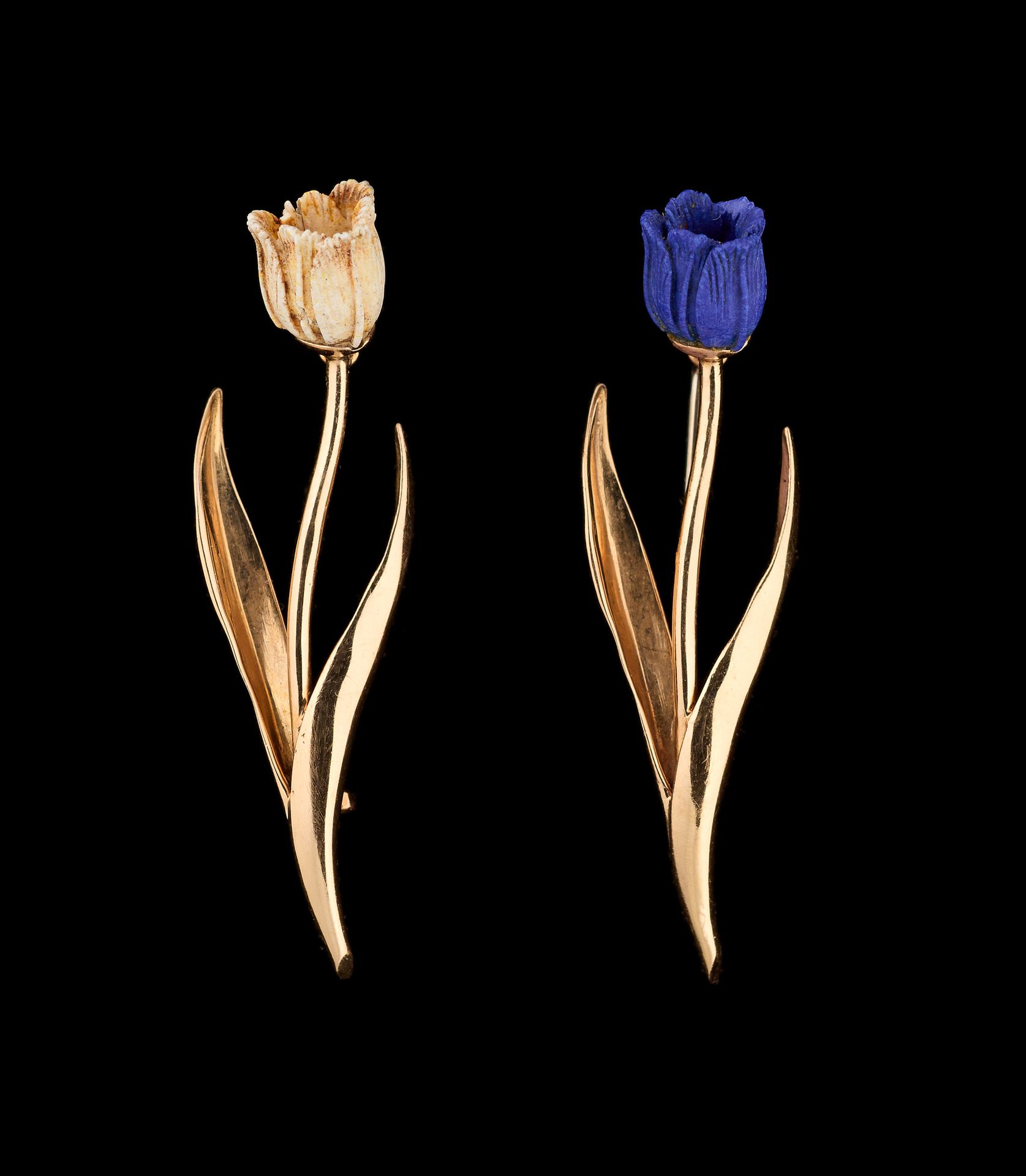 Joaillerie. Schmuck: Ein Paar goldene Broschen mit einem Tulpenmotiv.