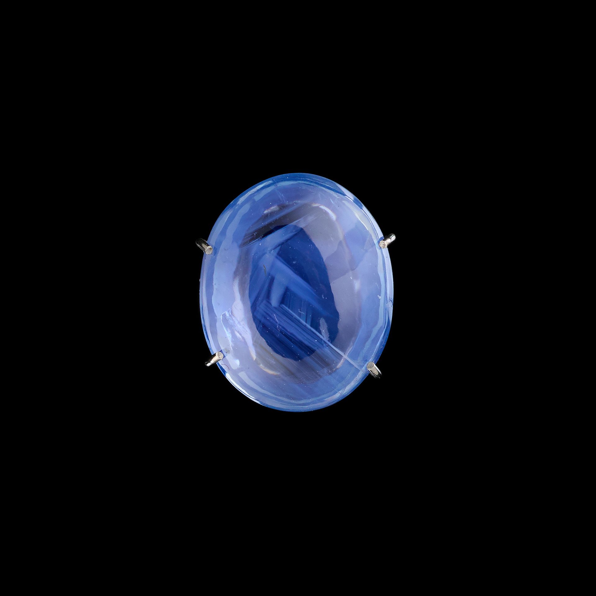 Joaillerie. 宝石：未镶嵌的凸圆形蓝宝石，重达+/- 5.82克拉。

附上一份IGI证书。