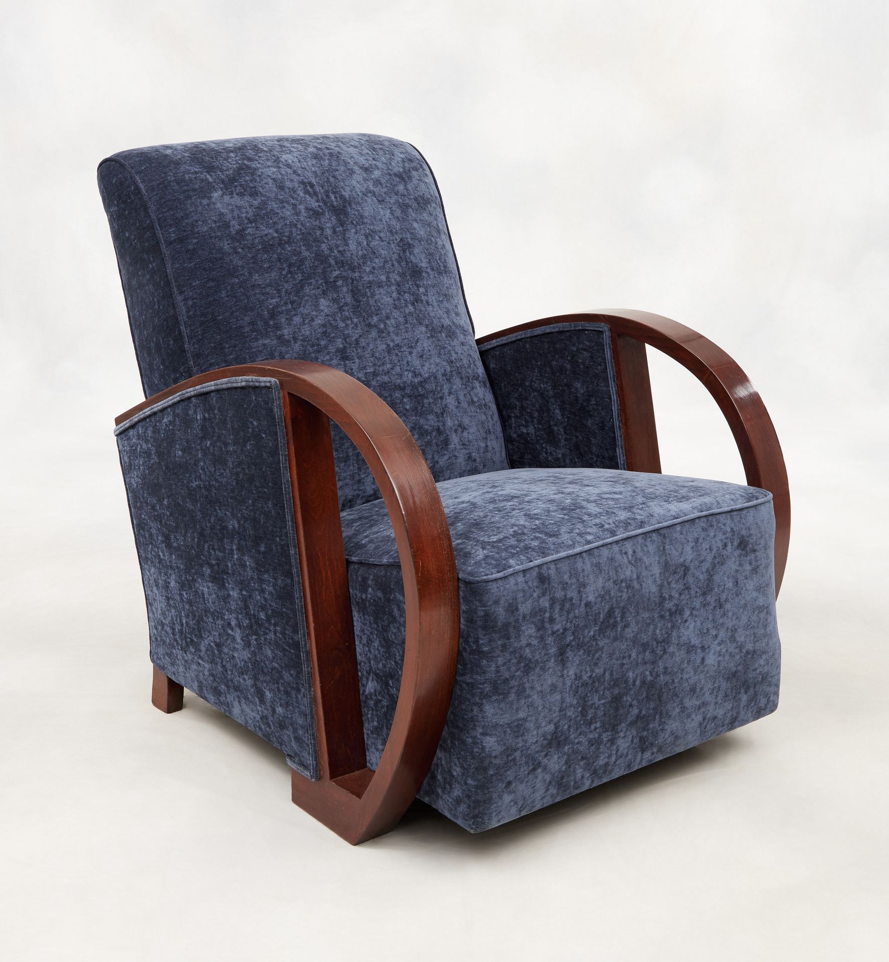D'époque Art Déco. 家具：一对着色的山毛榉扶手椅，上面覆盖着新的蓝色织物。
