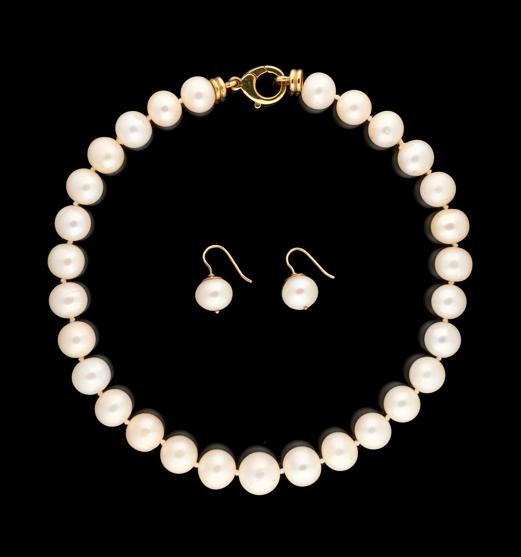 Joaillerie. 珠宝：南洋养殖珍珠项链，有二十九颗珍珠和三颗延伸的珍珠（12/14.5毫米）。

匹配的耳环也包括在内。