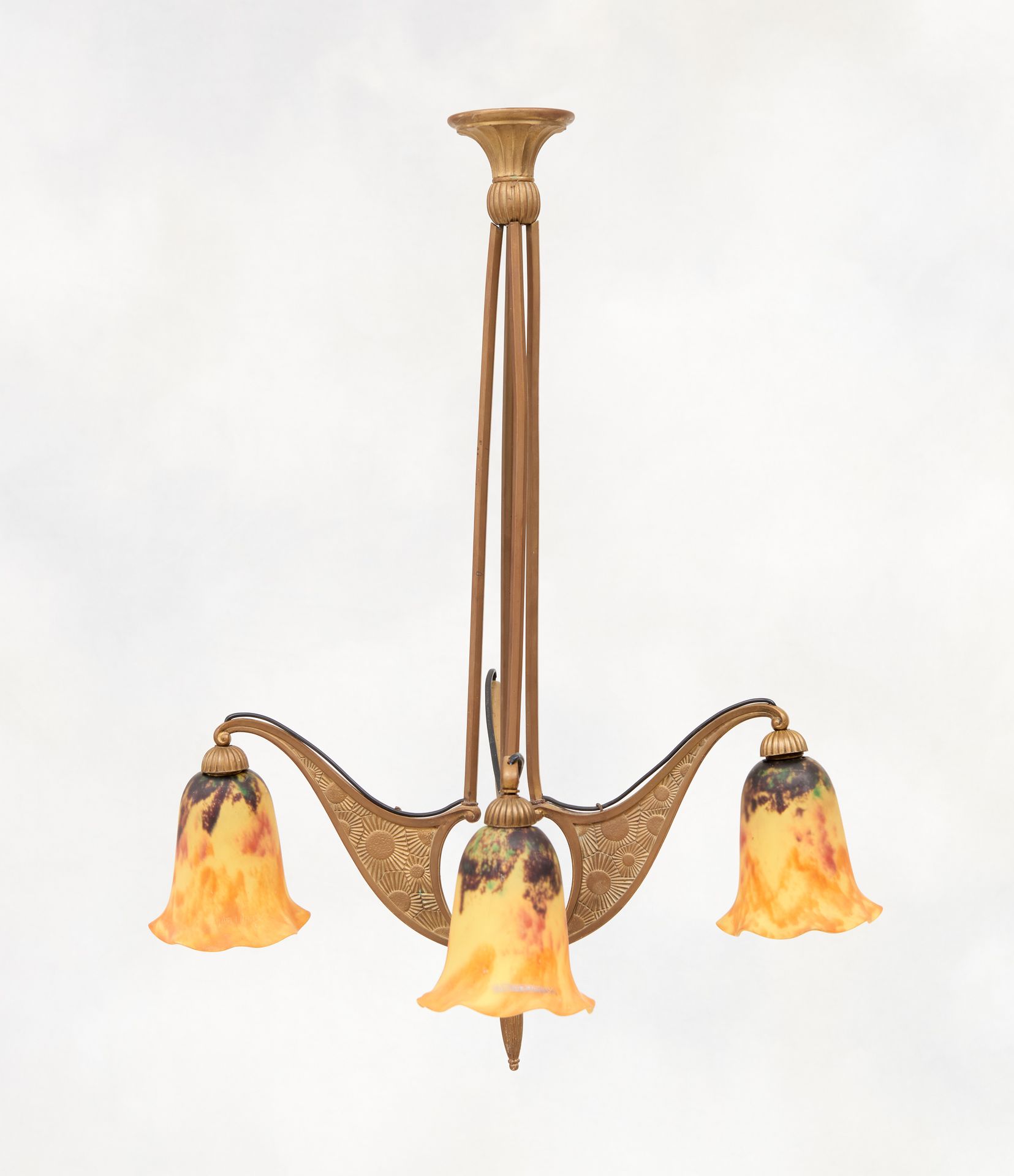 Daum Nancy (École française) 灯具：青铜吊灯，有四个灯臂，装饰有夹层玻璃，卡口式装置。

签名：道姆-南希。

(一个灯芯的固定要重&hellip;