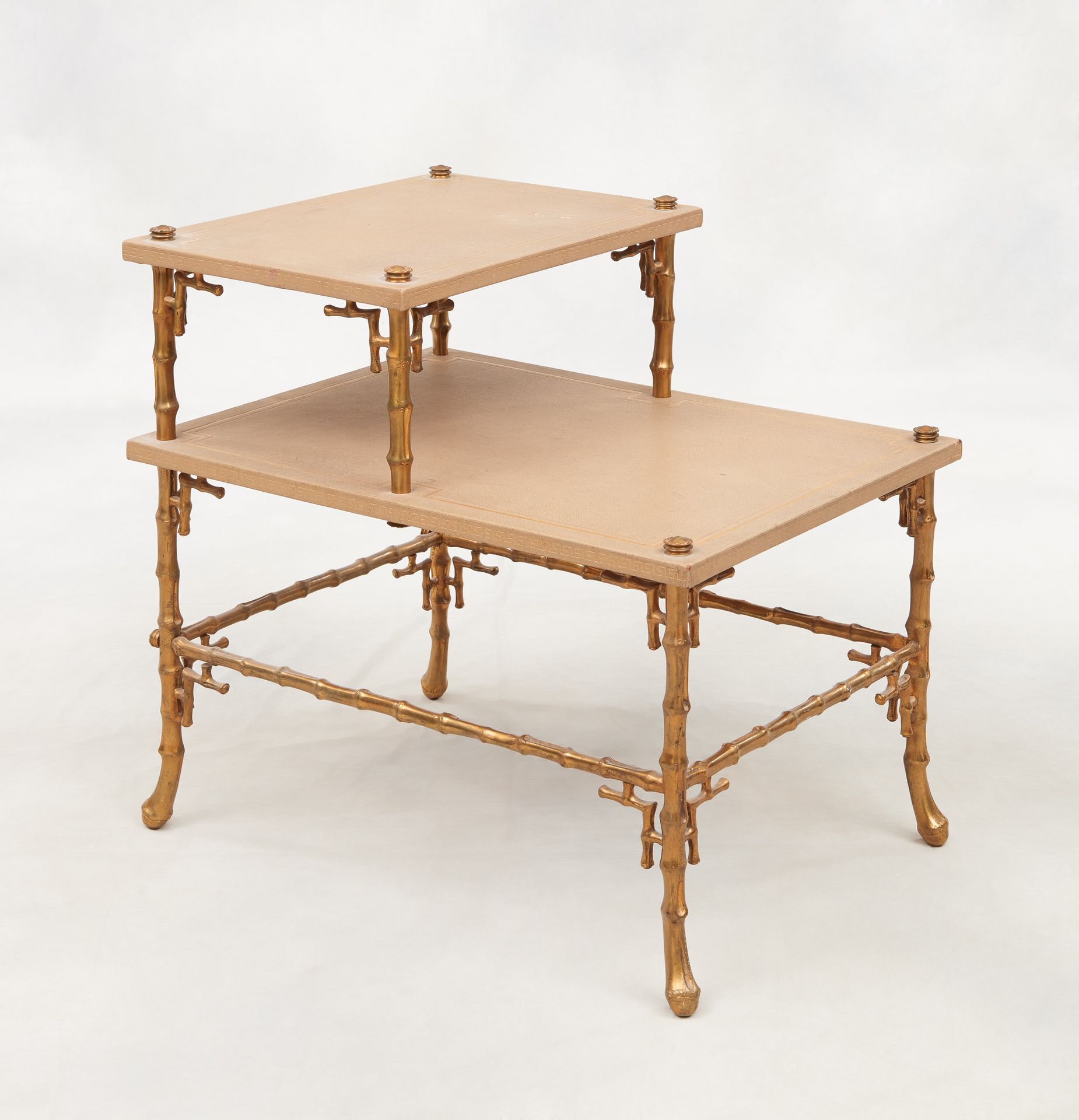 Travail fin 19e. 家具：一对沙发端，竹子风格的镀金青铜框架，木质架子上覆盖着部分锦绣的皮革。

(有待恢复)。

尺寸：高：60 W：63 D：&hellip;