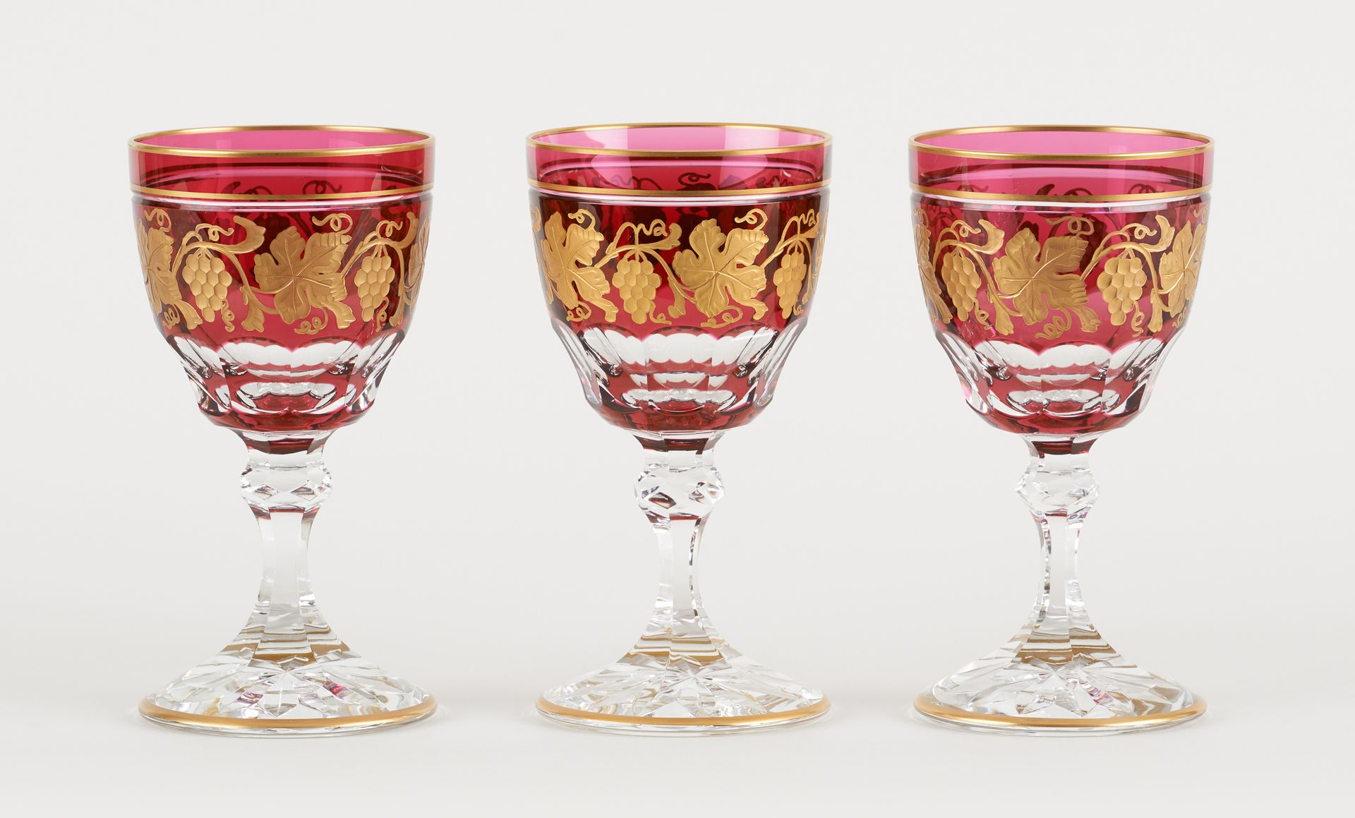VAL SAINT LAMBERT. 玻璃器皿：由九只玻璃杯组成的拍品，"大教堂 "型号，透明水晶，带红宝石衬里，装饰有藤蔓图案的楣，金色的亮点。

签名和日期&hellip;