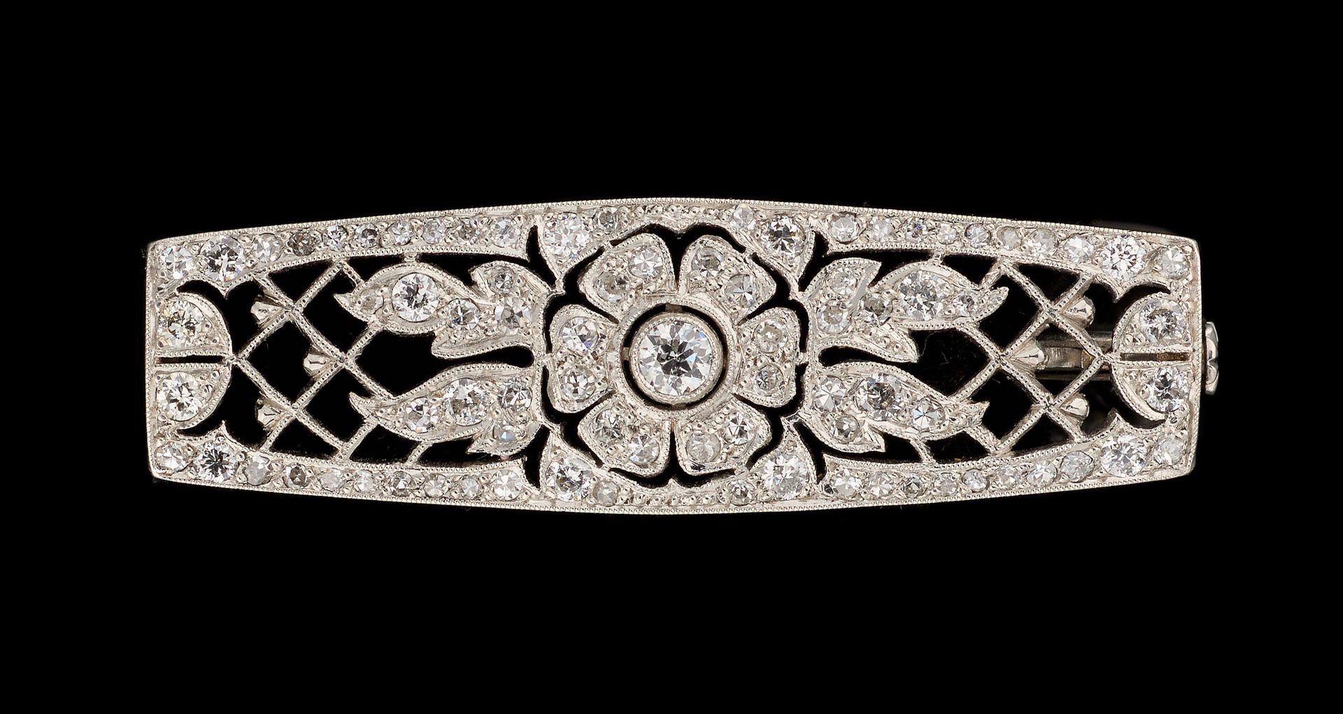 Circa 1900. 宝石：铂金胸针，镶有+/- 1.40克拉的老式切割钻石。

尺寸：1,2 x 4,5 cm。