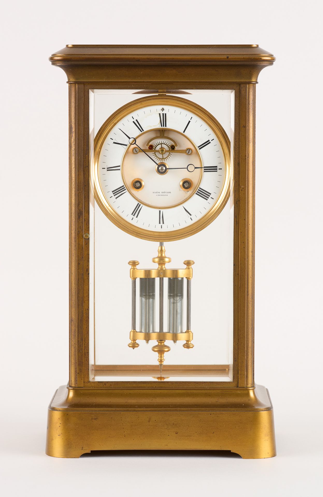 Eugène Grévisse (Travail belge) 发条：黄铜 "笼子 "钟，部分上釉的表盘上有两个签有布鲁塞尔的Eugène Grévisse的发&hellip;