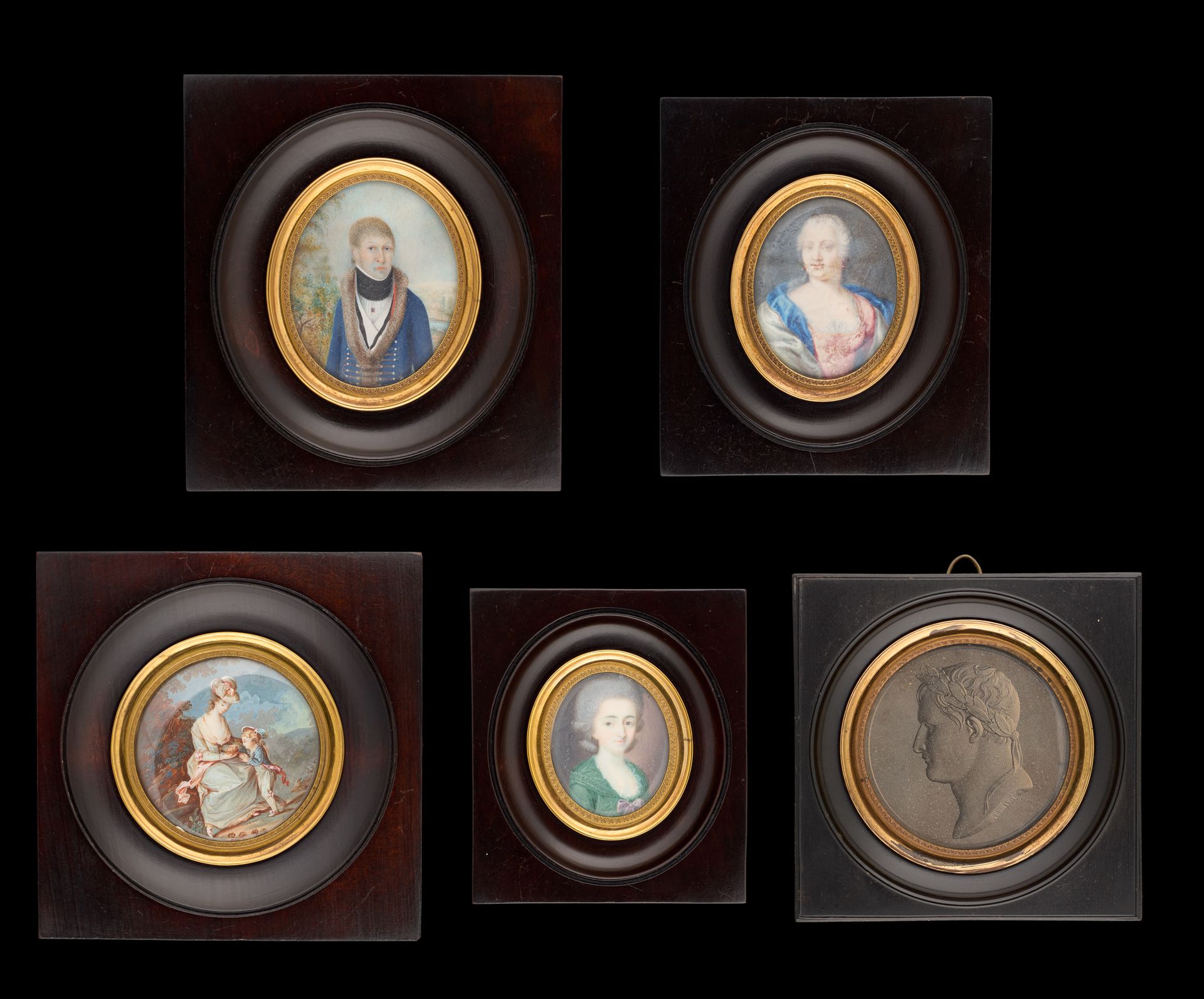 Travail des 18 et 19e. 象牙上的微型画（五件套）："拿破仑的轮廓"，"一位绅士的肖像"，"一位优质女士的肖像"（x2）和 "孕妇"。

尺&hellip;