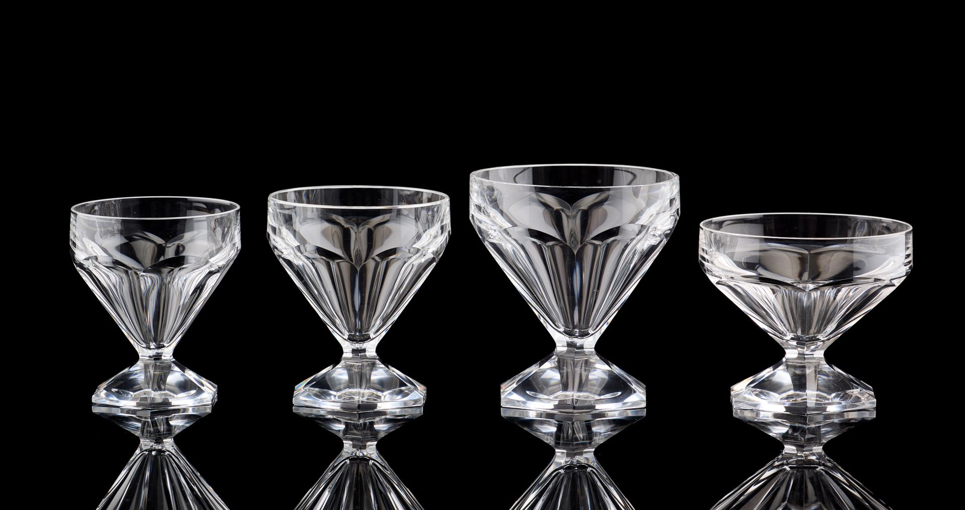 VAL SAINT LAMBERT. Glassware: Set of clear cut crystal glasses, art deco model "&hellip;