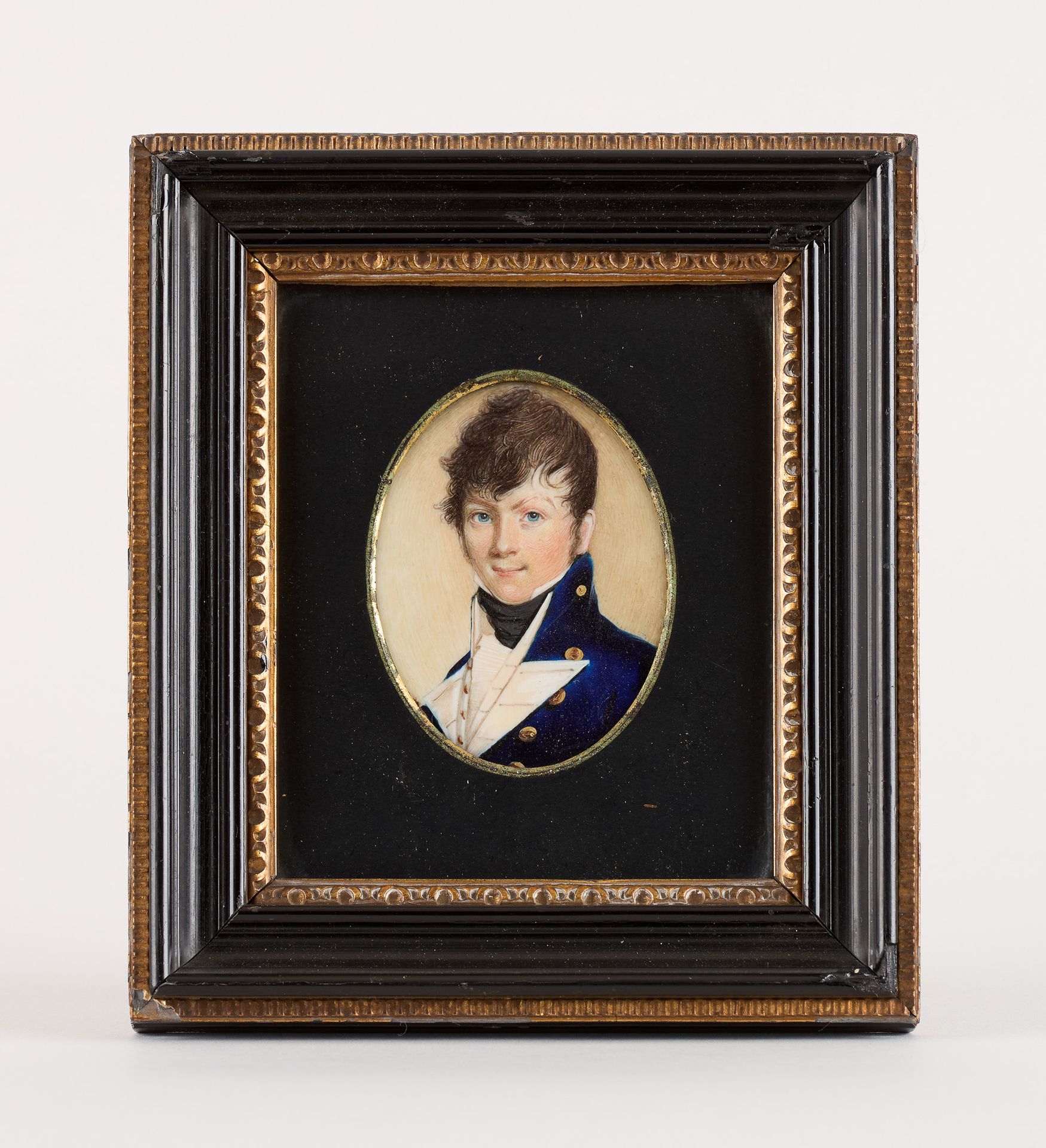 Travail du 19e. 象牙上的微型画：推测为法布尔上将的肖像。

在作品的背面有指示。

现附上一份文件。

尺寸：7,5 x 6厘米。