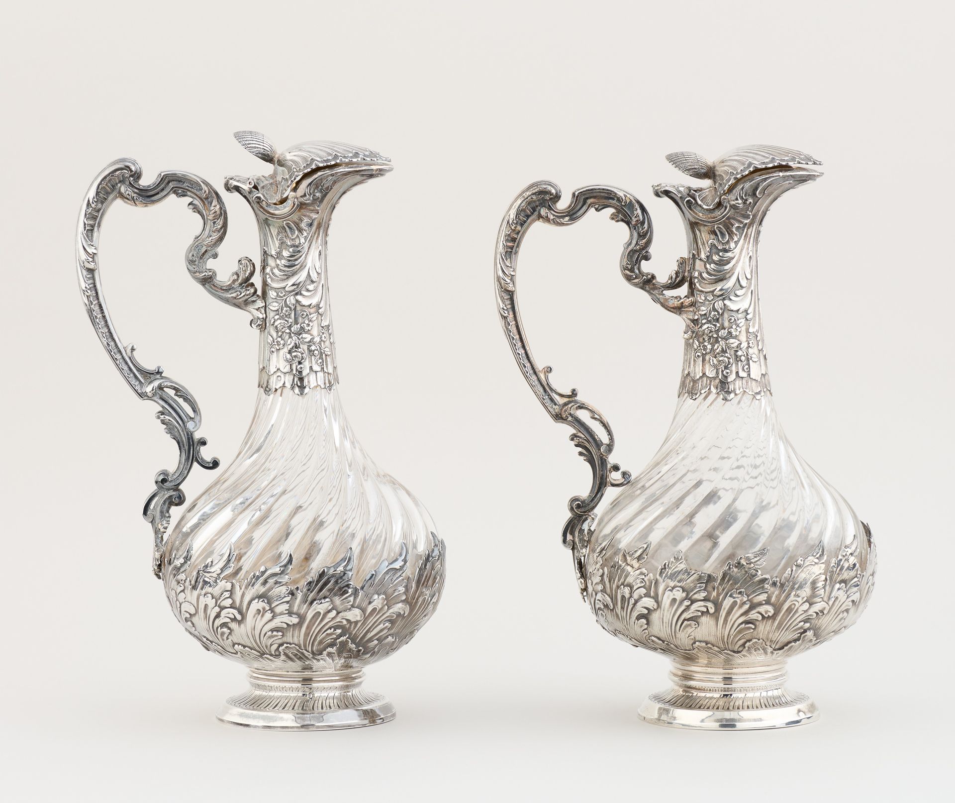 Travail du 19e. Glassware: Pair of glass decanters with twisted ribs and silver &hellip;