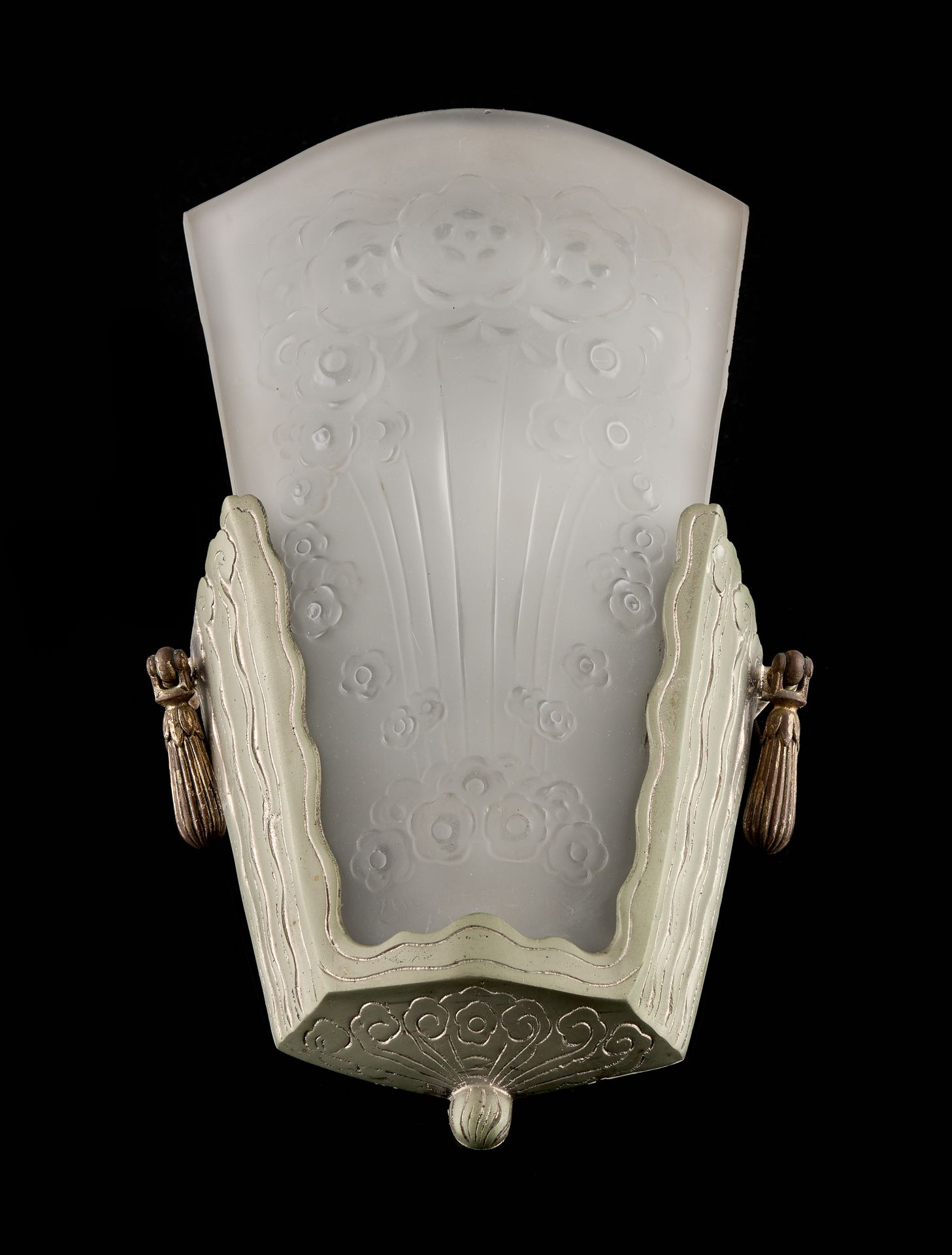 D'époque Art Déco. Luminaire: Paire d'appliques en bronze argenté et verre moulé&hellip;