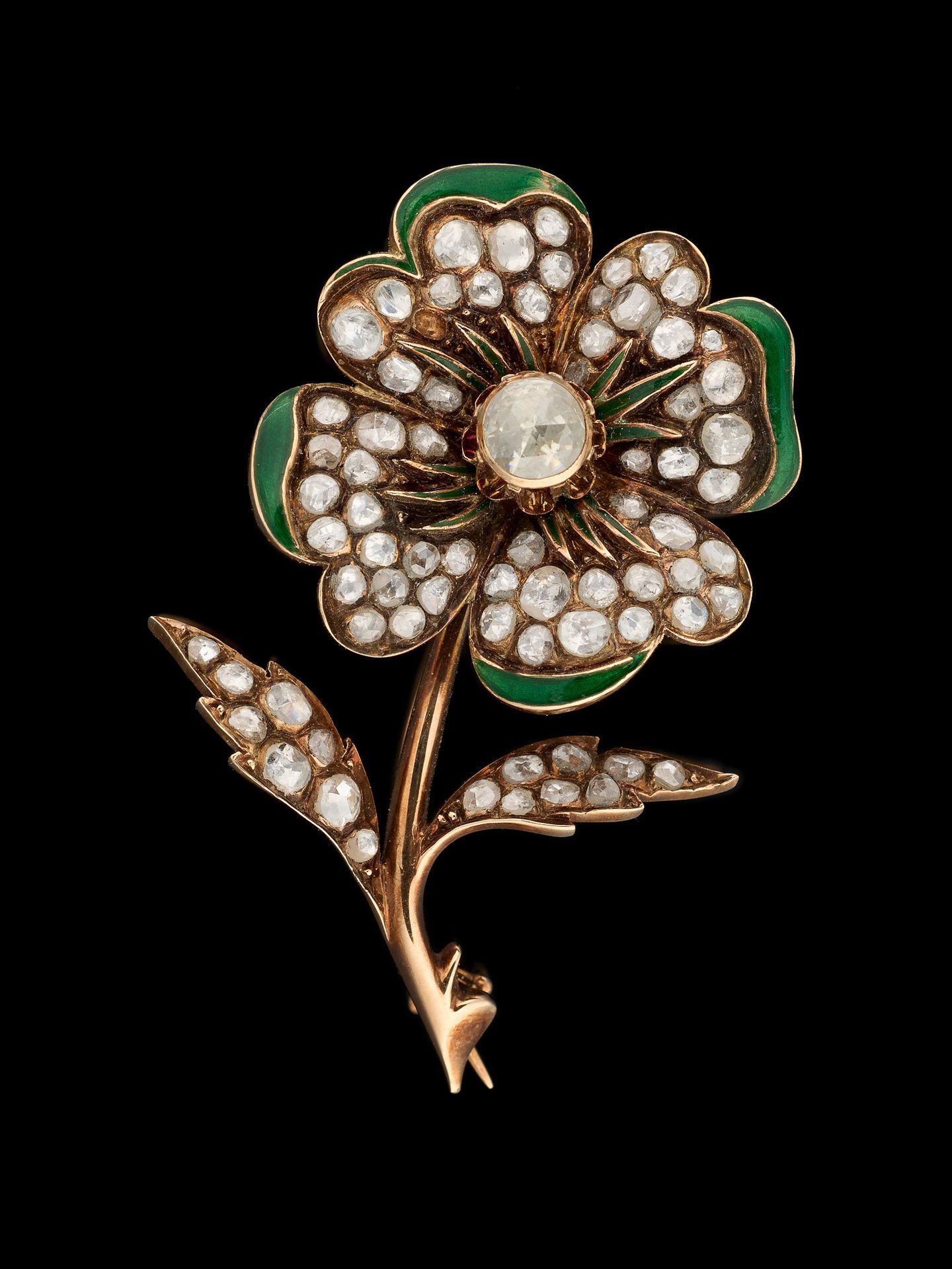 Circa 1900. 珠宝：四叶草设计的黄金胸针，饰有玫瑰切割钻石和珐琅。

尺寸：5 x 3厘米。