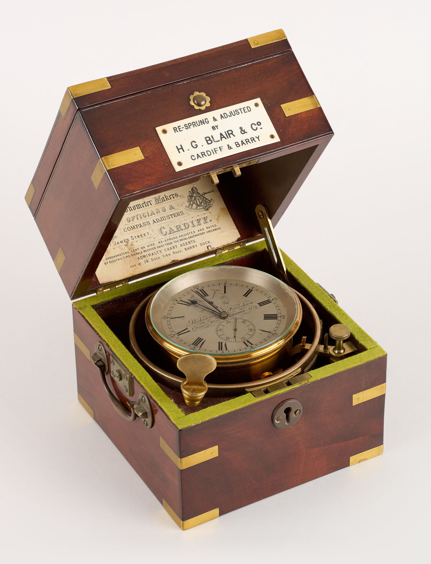 Travail anglais. Wissenschaftliches Objekt: Marinechronometer im Mahagonikasten.&hellip;