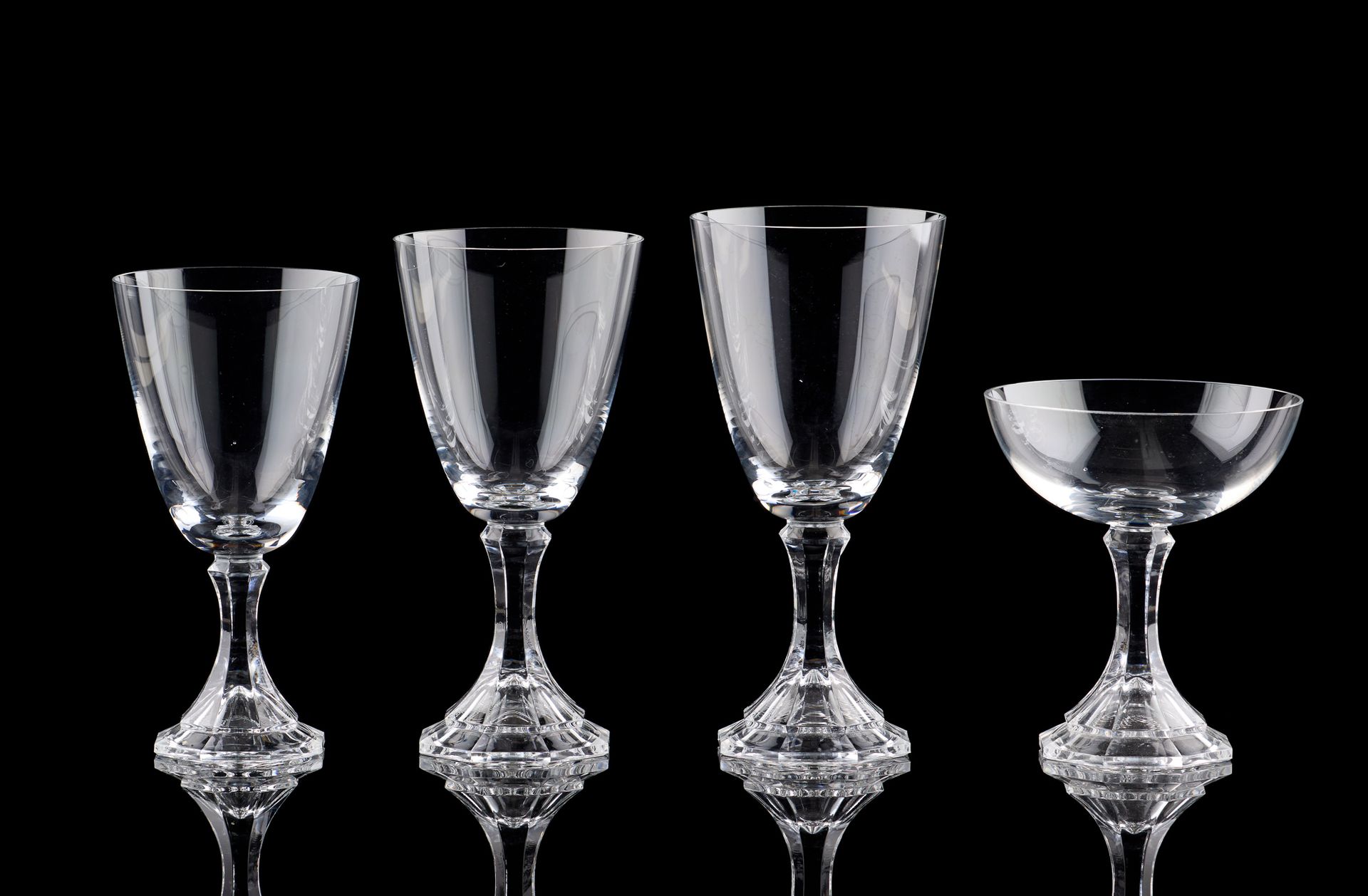 VAL SAINT LAMBERT. 玻璃器皿：一套透明切割的水晶杯，"Jeannette "模型，包括12个香槟杯，12个水杯，12个红葡萄酒杯和12个白葡萄&hellip;