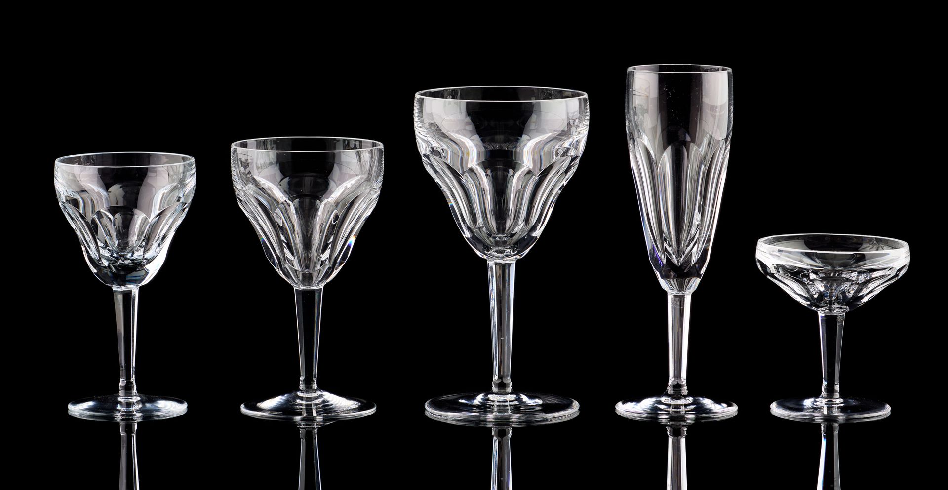 VAL SAINT LAMBERT. Verrerie: Service de verres en cristal clair taillé, modèle "&hellip;