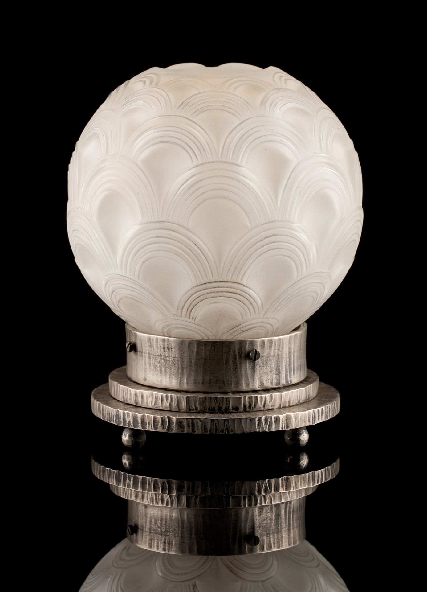 Pierre D'Avesn (École française) 灯具：夜灯，香水扩散器，哑光模制玻璃和银色锻铁底座。

签名：P. D'Avesn 法国。

&hellip;