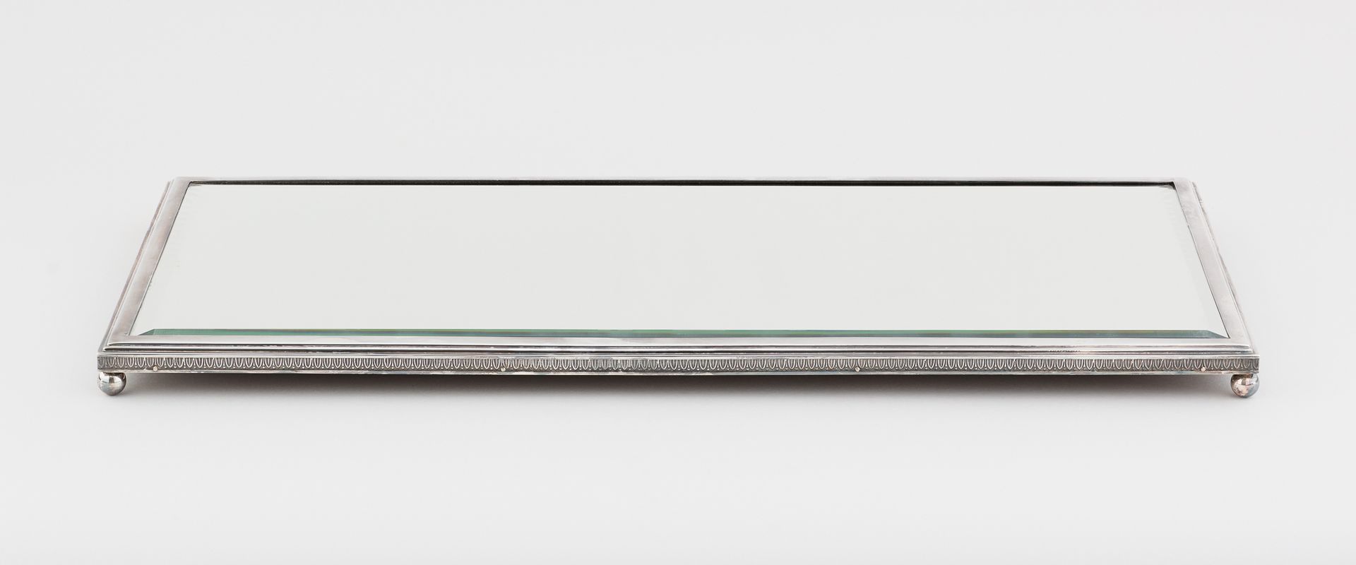 Sivar. 银器：中间的桌面上有一面银色金属环绕的镜子。

西瓦的标志。

尺寸：高：3 W：59 D：29 cm。