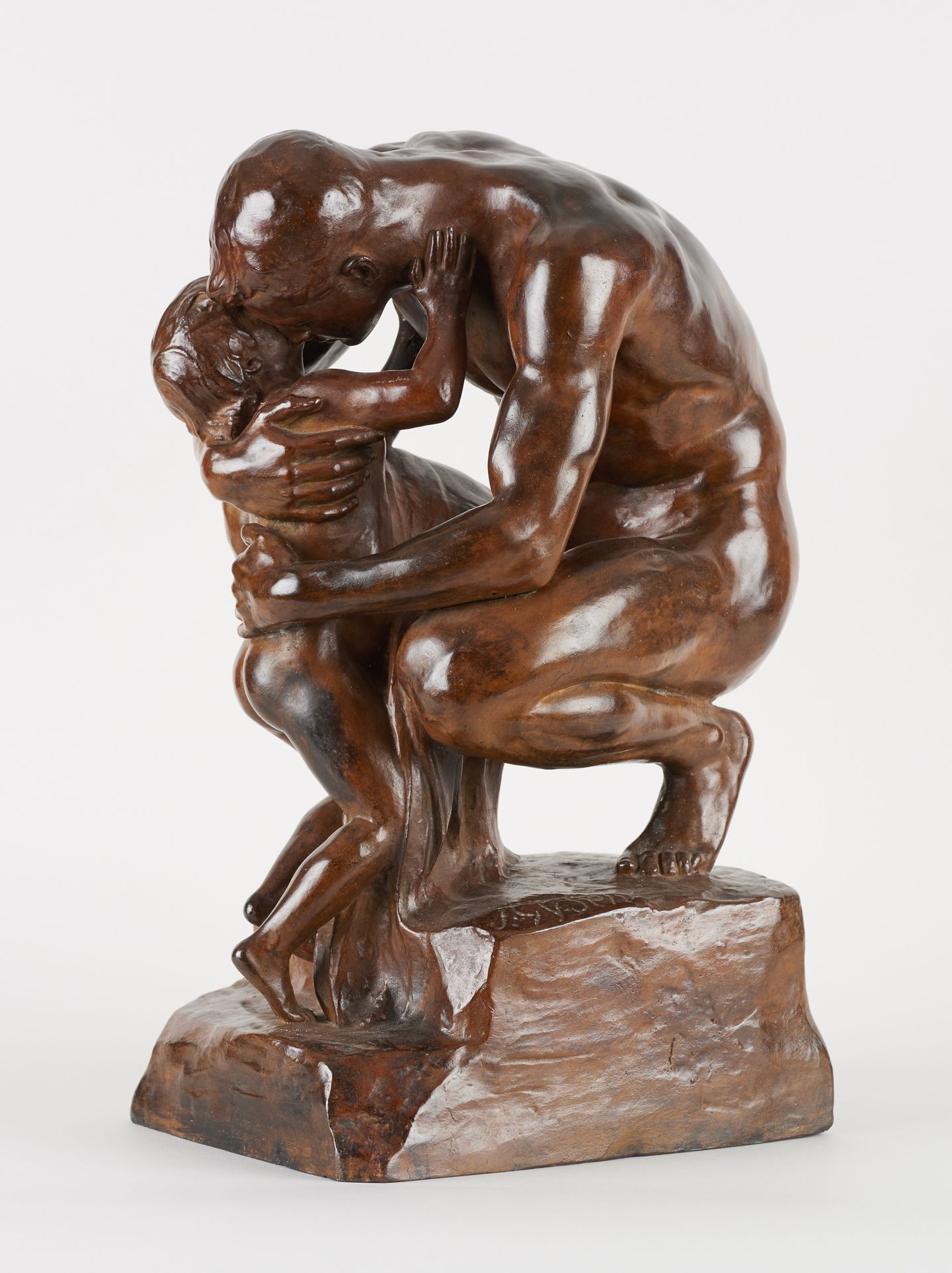 Fernand GYSEN École belge (1879-1943) 棕色铜质雕塑：孝心。

签名：F. Gysen。

尺寸：高52厘米。