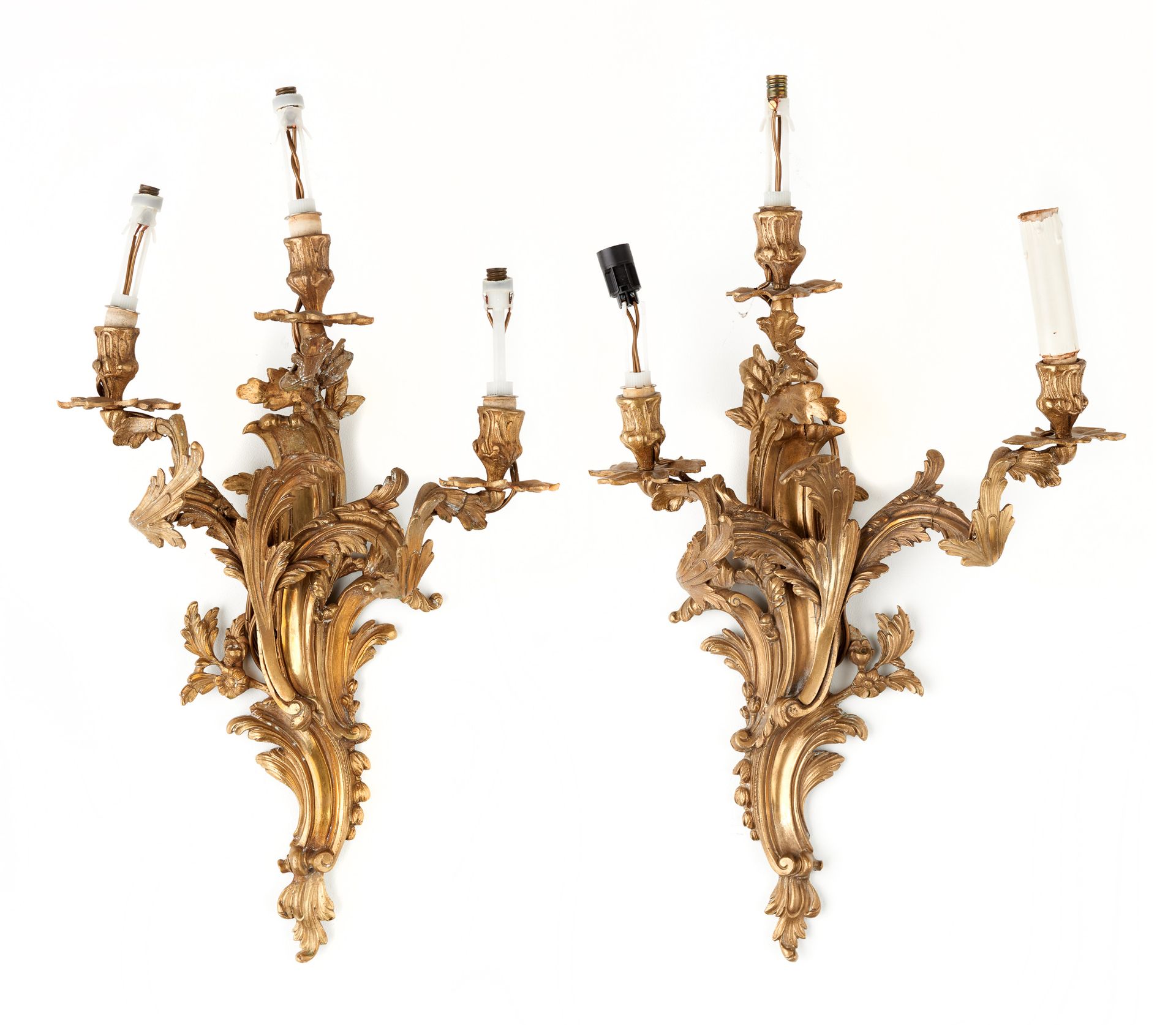 De style Louis XV. Leuchte: Ein Paar Wandleuchten aus vergoldeter Bronze mit dre&hellip;