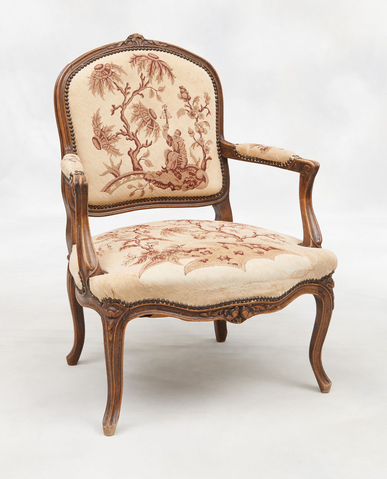 De style Louis XV. 家具：一对雕刻的山毛榉木扶手椅，上面覆盖着带有中国风图案的挂毯。