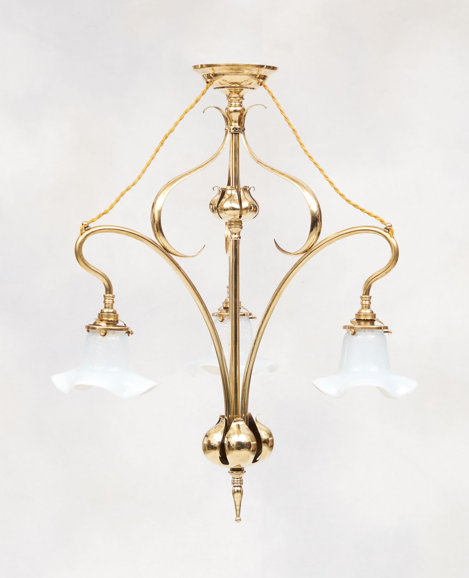 William Arthur Smith 'WAS' Benson 灯具：三枝镀金黄铜吊灯，带热捏乳白色玻璃灯芯。

尺寸：高68，直径50厘米。