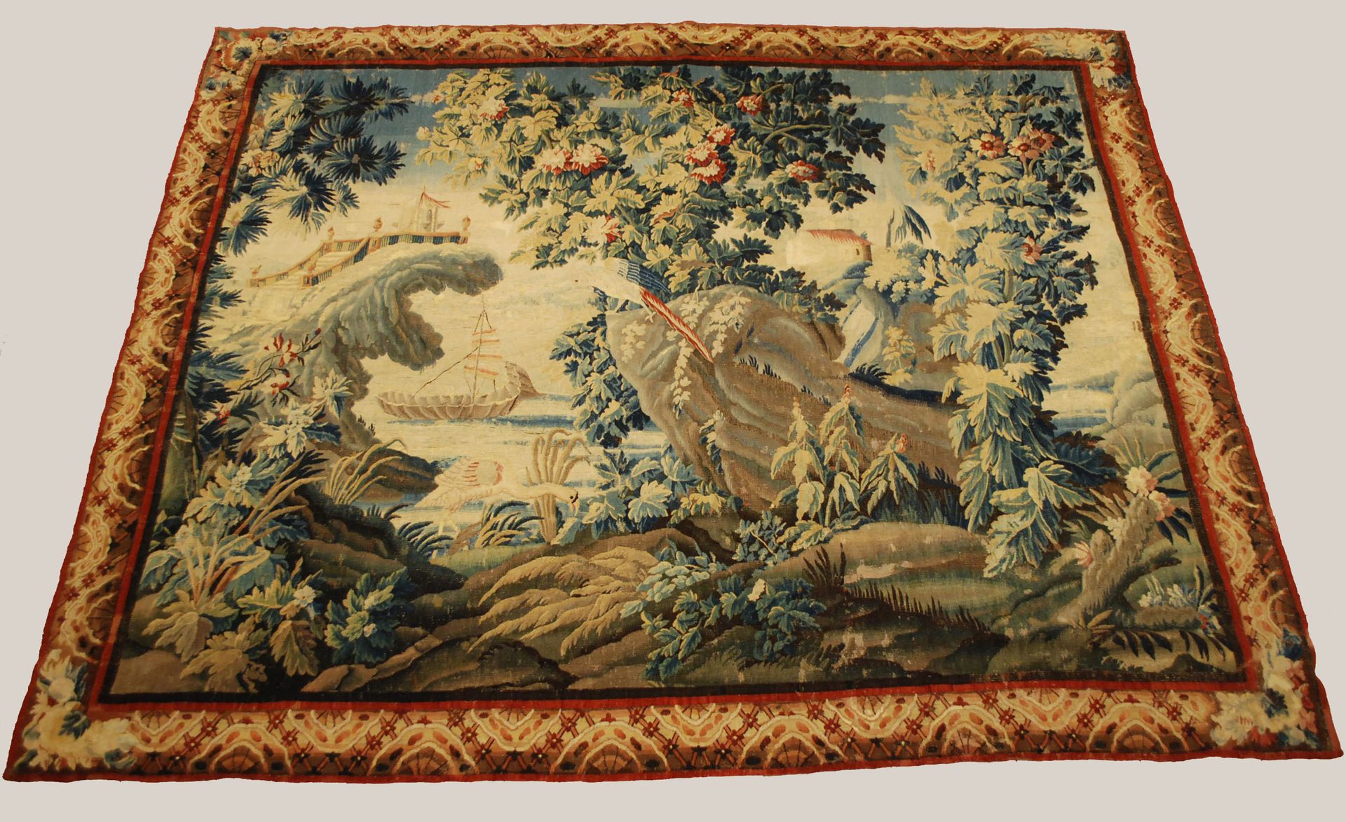 Travail du 17e, attribuée à Bruxelles. 有鸟的挂毯，背景是有绿色植物的墙。

(增加了边界和旧的修复)。

尺寸：254 &hellip;