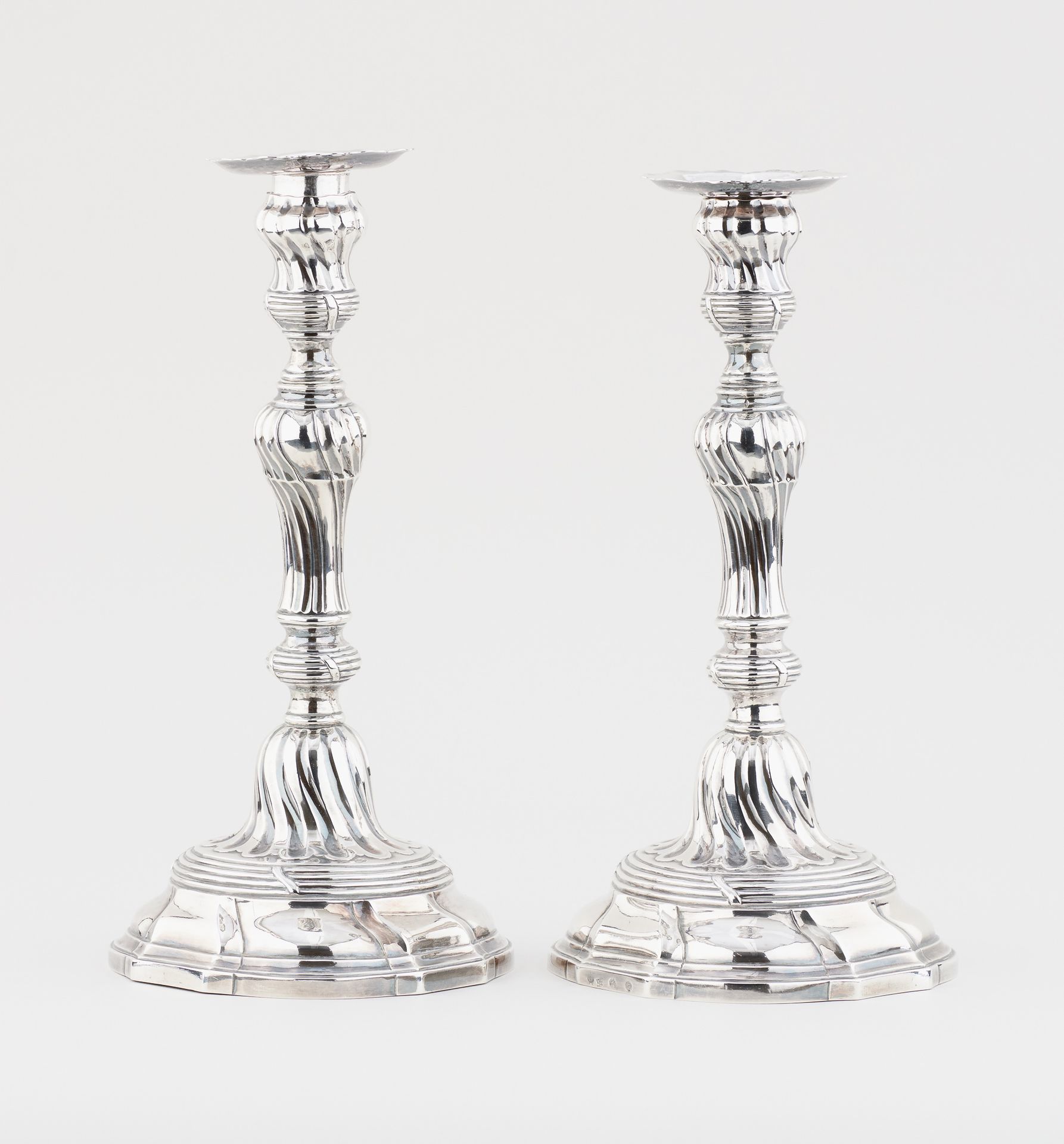 Travail belge 18e. Silverware: Pair of silver candlesticks and candleholders fin&hellip;