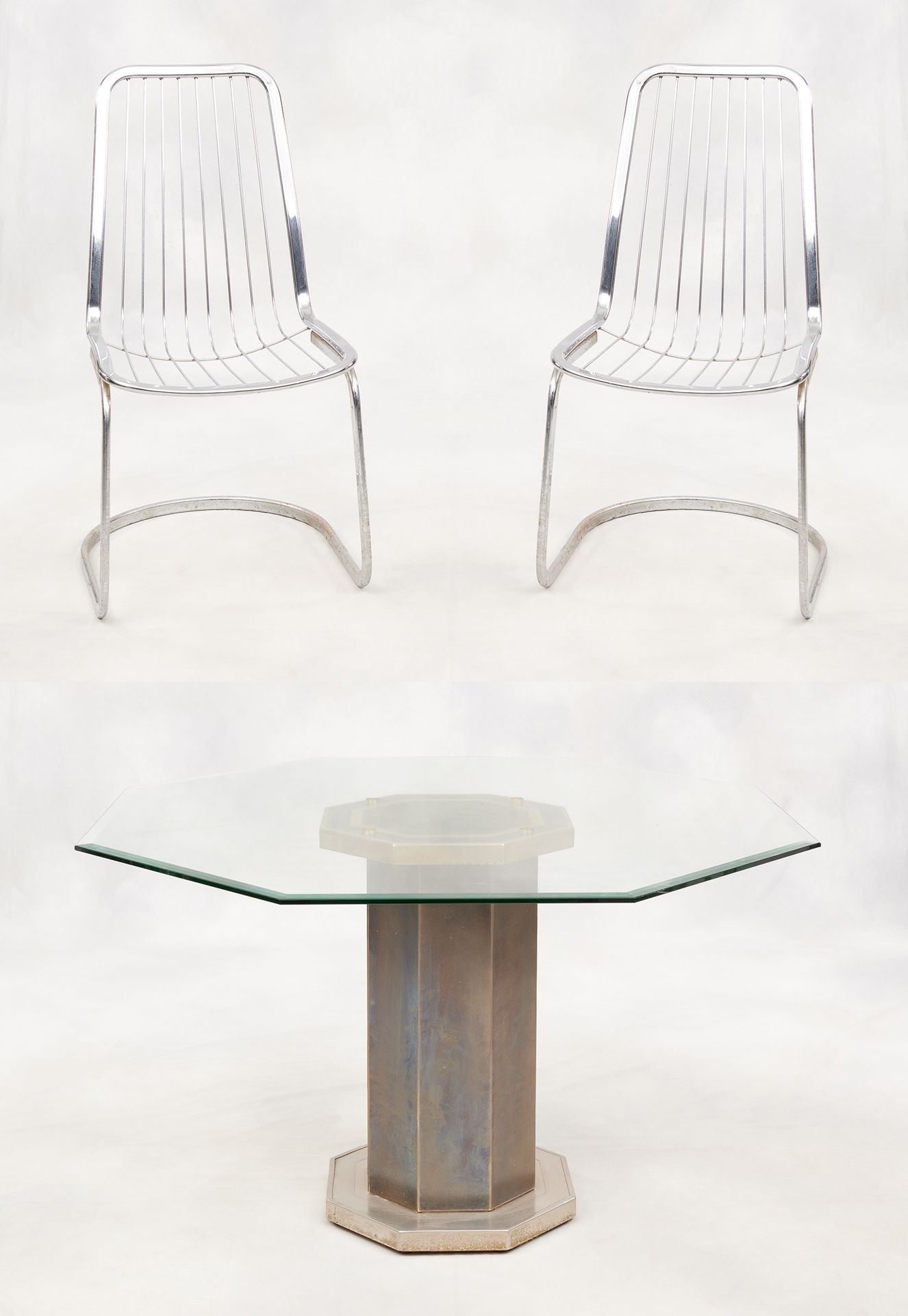 Belgo Chrom, design belge. 家具：套装包括一张八角桌，金属桌腿和斜面玻璃桌面，以及四把镀铬金属椅子。

尺寸：高72.5厘米。