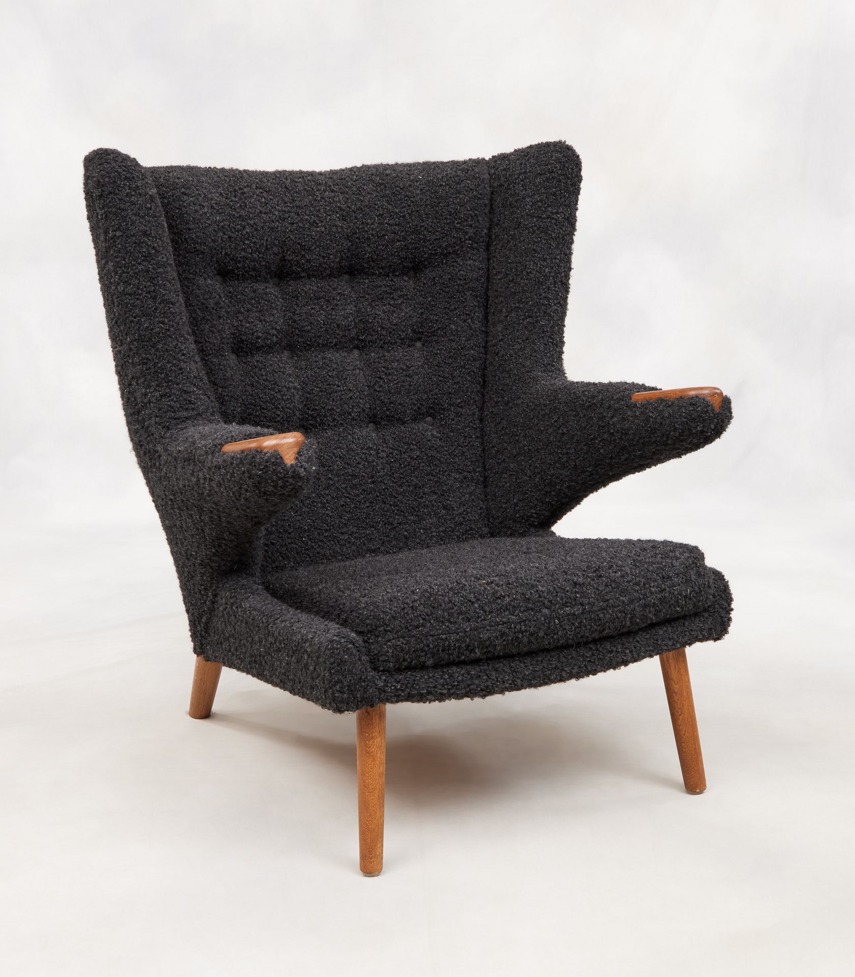 Design danois Hans Wegner. 家具：扶手椅采用环形织物装饰，柚木椅腿和扶手，型号为 "熊爸爸"。

在作品下标注 "丹麦家具制造商"。