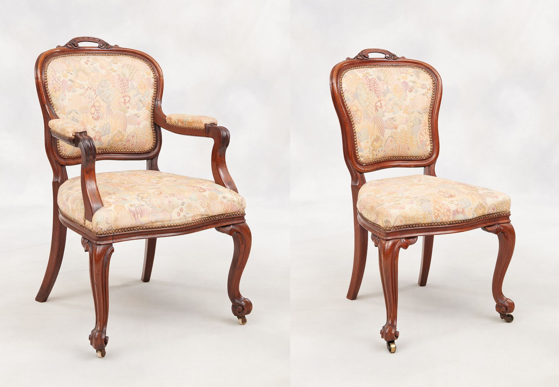Travail anglais 19e. 家具：一套由八把椅子和两把扶手椅组成的雕刻桃花心木，安装在铜质脚轮上。