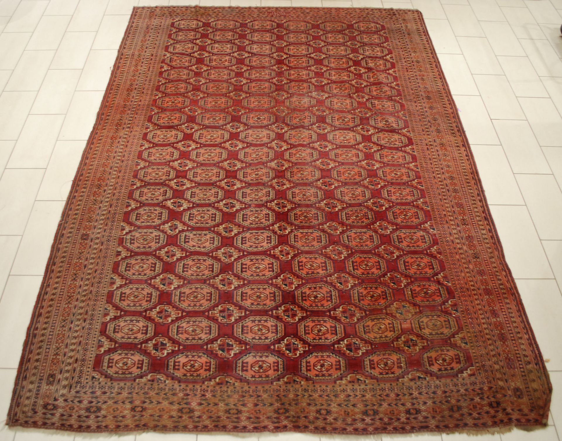 Tapis Caucase, travail russe 19e. Signed and dated 1897.

(discoloration on one &hellip;