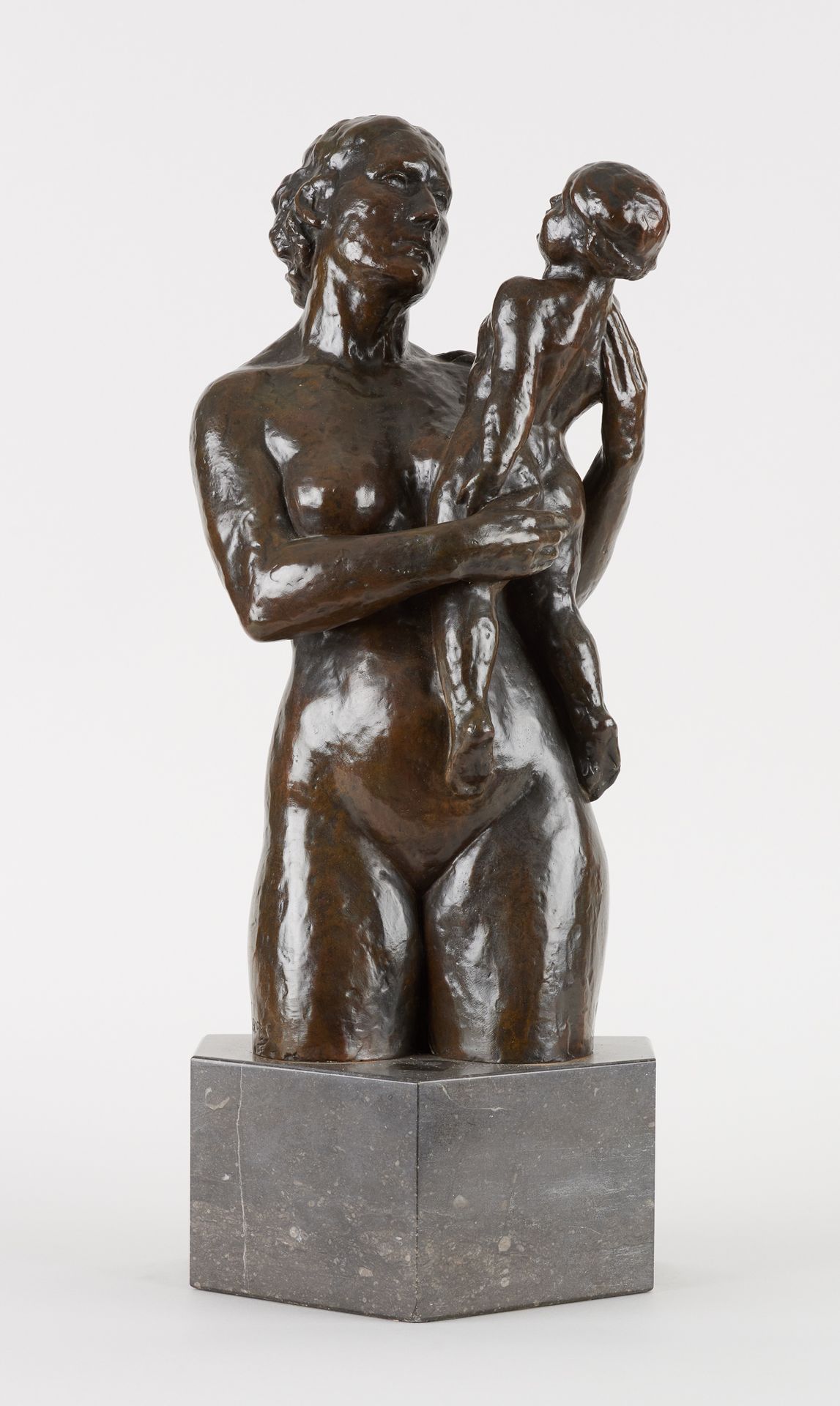 Gustave JACOBS École belge (1891-1986) 棕色铜质雕塑：母性。

签名：古斯特。雅各布斯。

(在一个青石底座上）。)

尺&hellip;