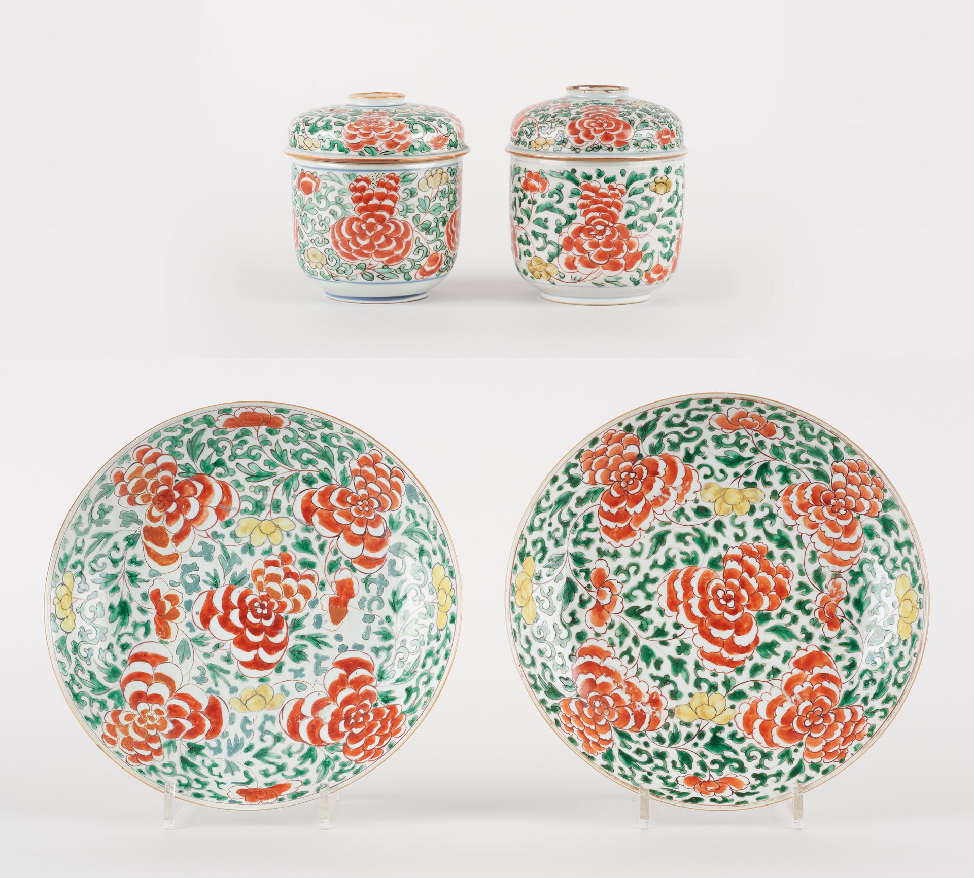Travail chinois. 瓷器：拍品包括两个带花纹的多色瓷盘，绿色家庭和两个姜壶。

(事故和修复)。

尺寸：直径27，高15厘米。