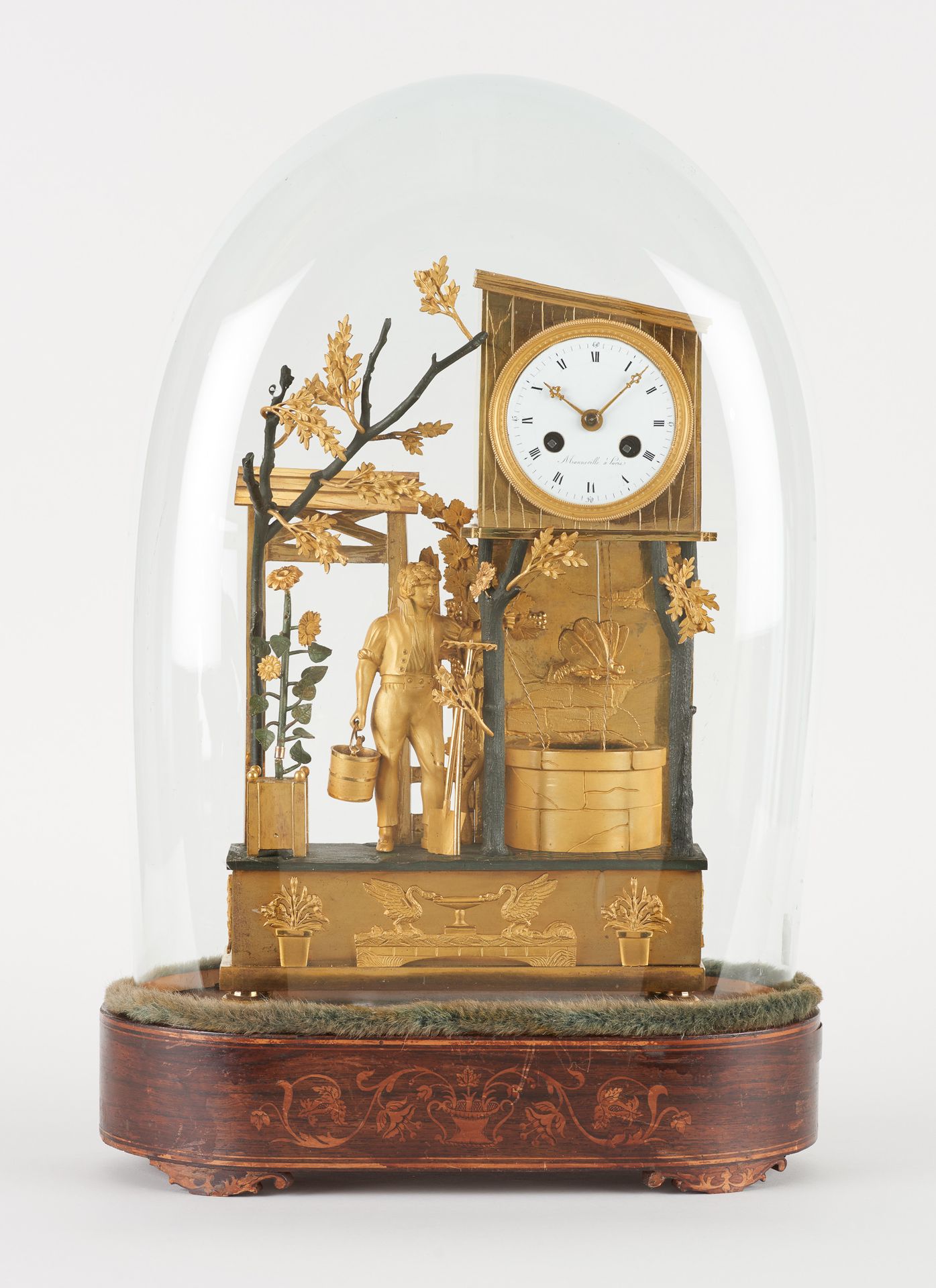 Manneville, travail français d'époque Empire. 发条：有双重铜锈的青铜钟，型号为 "Au jardinier"，表盘&hellip;