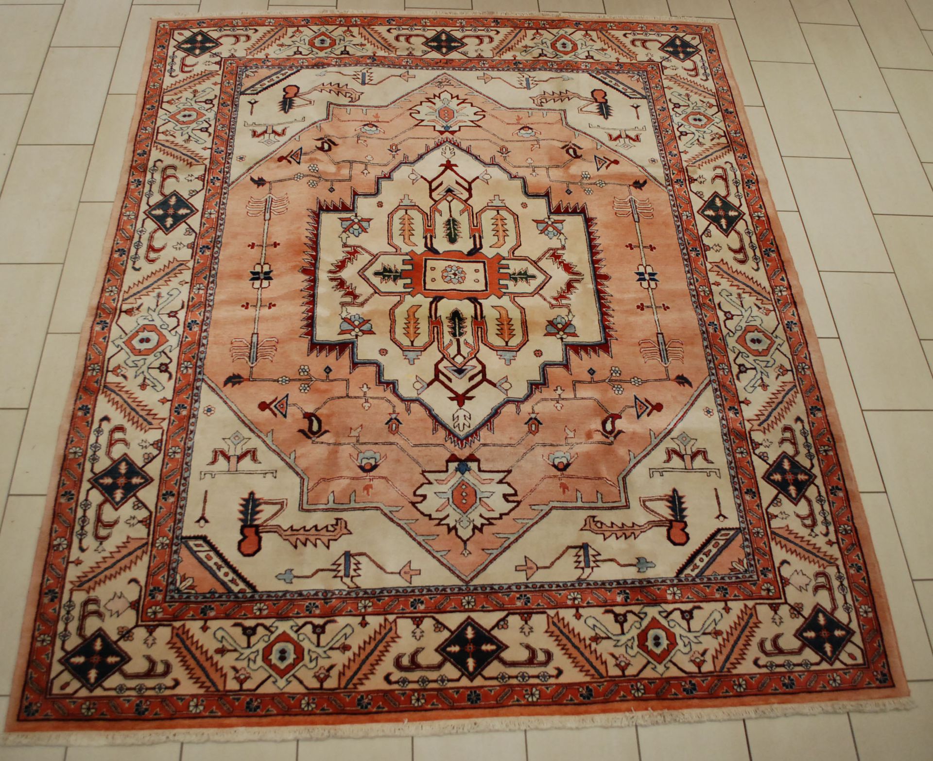 Tapis Hériz. 尺寸：300 x 250厘米。