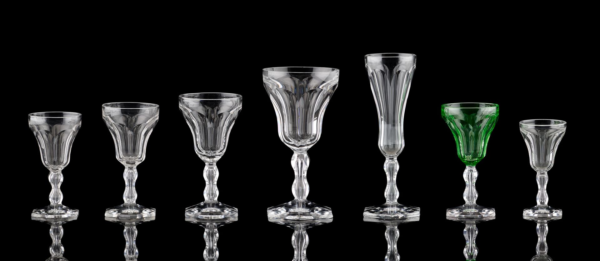 VAL SAINT LAMBERT. 
玻璃器皿：一套重要的透明切割水晶杯，"Lalaing "模型，包括21个香槟杯，10个水杯，14个红葡萄酒杯，22个白葡&hellip;