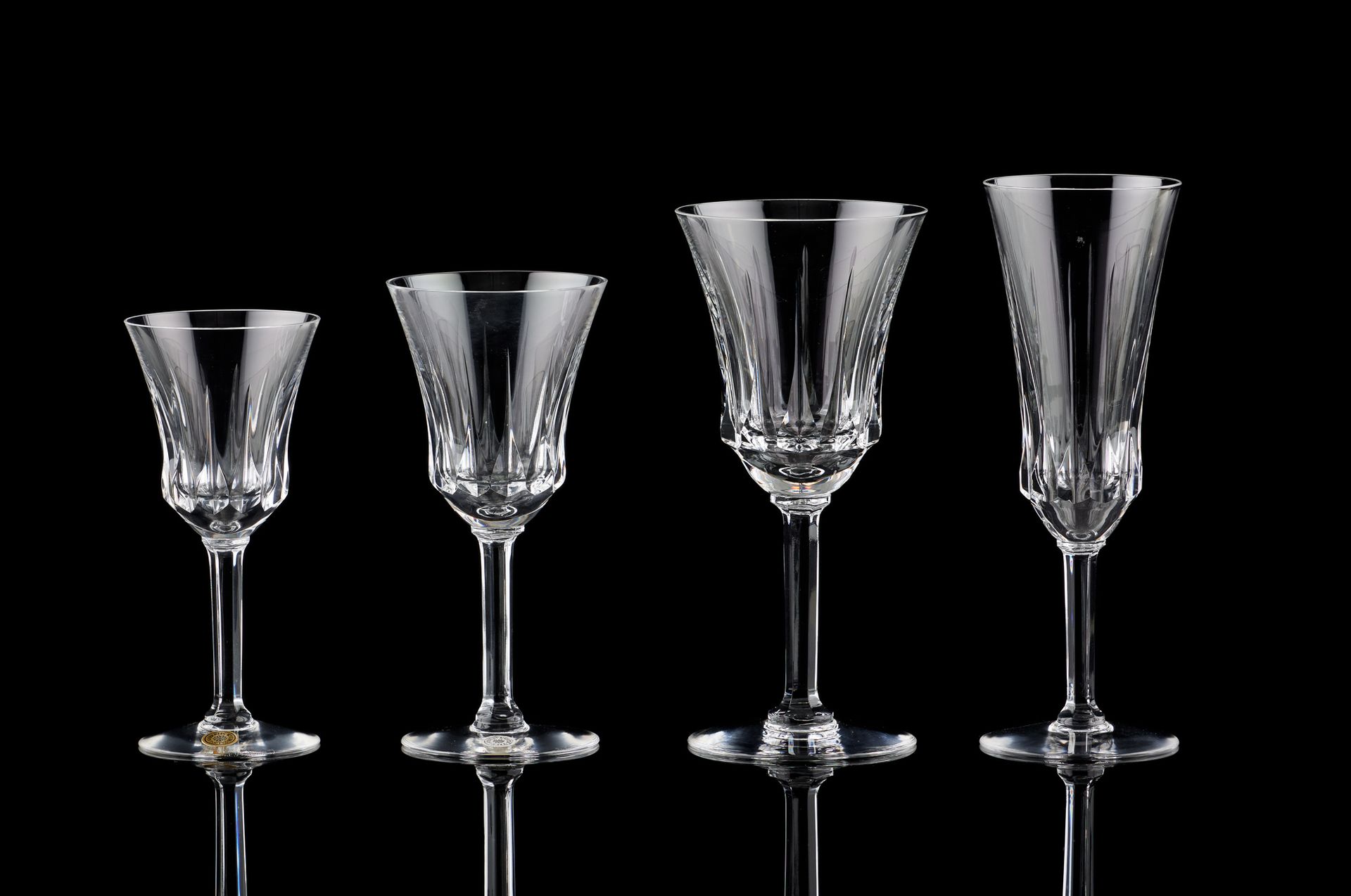 Val-Saint-Lambert. 玻璃器皿：一套透明切割水晶杯，型号为 "Poitiers taillé"，包括12只香槟杯，12只水杯，12只红葡萄酒杯和&hellip;
