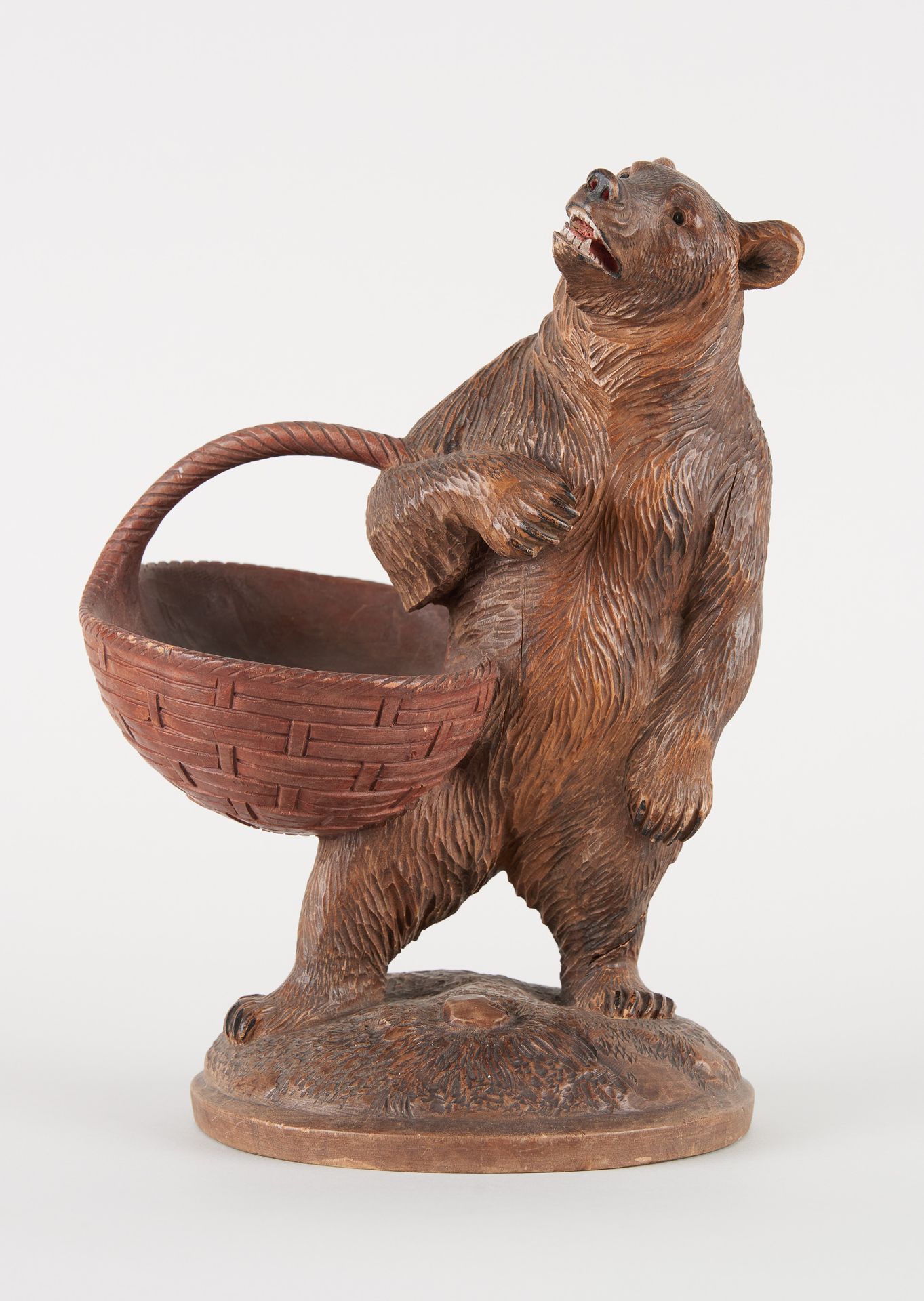 Travail de la Forêt Noire. Escultura en madera natural: Oso con cesta.

Tamaño: &hellip;