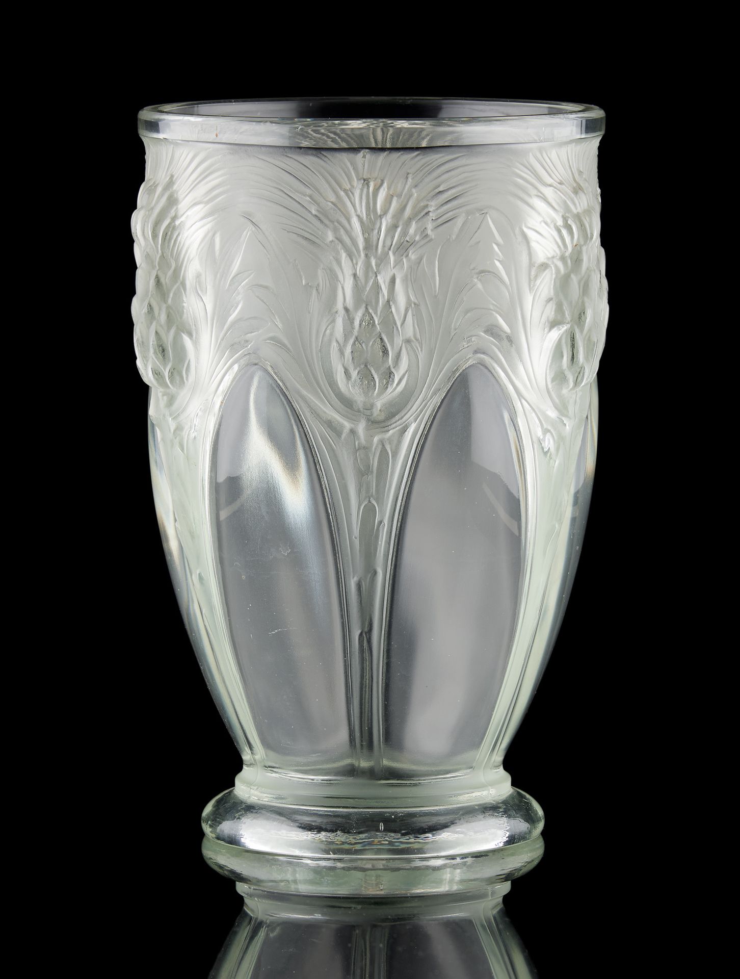 Verlys (travail français) Verrerie: Vase en verre moulé partiellement maté au dé&hellip;