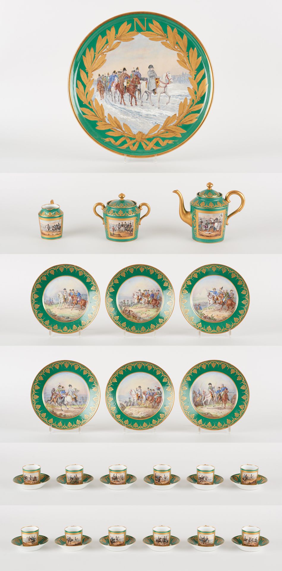Attribué à Samson Paris. 瓷器：帝国绿色和金色背景的多色瓷器咖啡套装，装饰有拿破仑的胜利，包括一个咖啡壶，一个糖碗，一个牛奶壶，六个甜点&hellip;