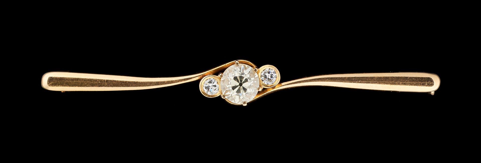 Joaillerie. 珠宝：黄金领带夹，上面有一颗+/- 0.70克拉的老式切割钻石 "Fancy Yellow "和小钻石。

尺寸：长：5.8厘米。