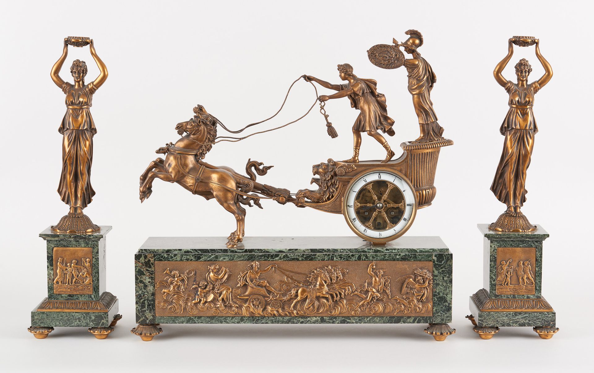 Travail français 19e. Reloj: Juego de chimenea de bronce con pátina dorada y már&hellip;
