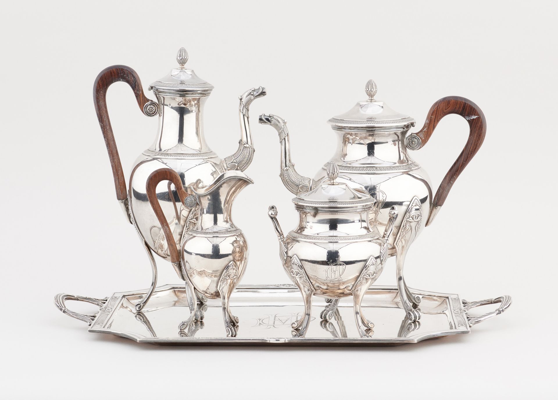 Travail français 19e. 银器：银制咖啡和茶具，包括一个咖啡壶，一个茶壶，一个糖碗，一个牛奶壶和一个银制托盘，紫檀木手柄，Directoire&hellip;